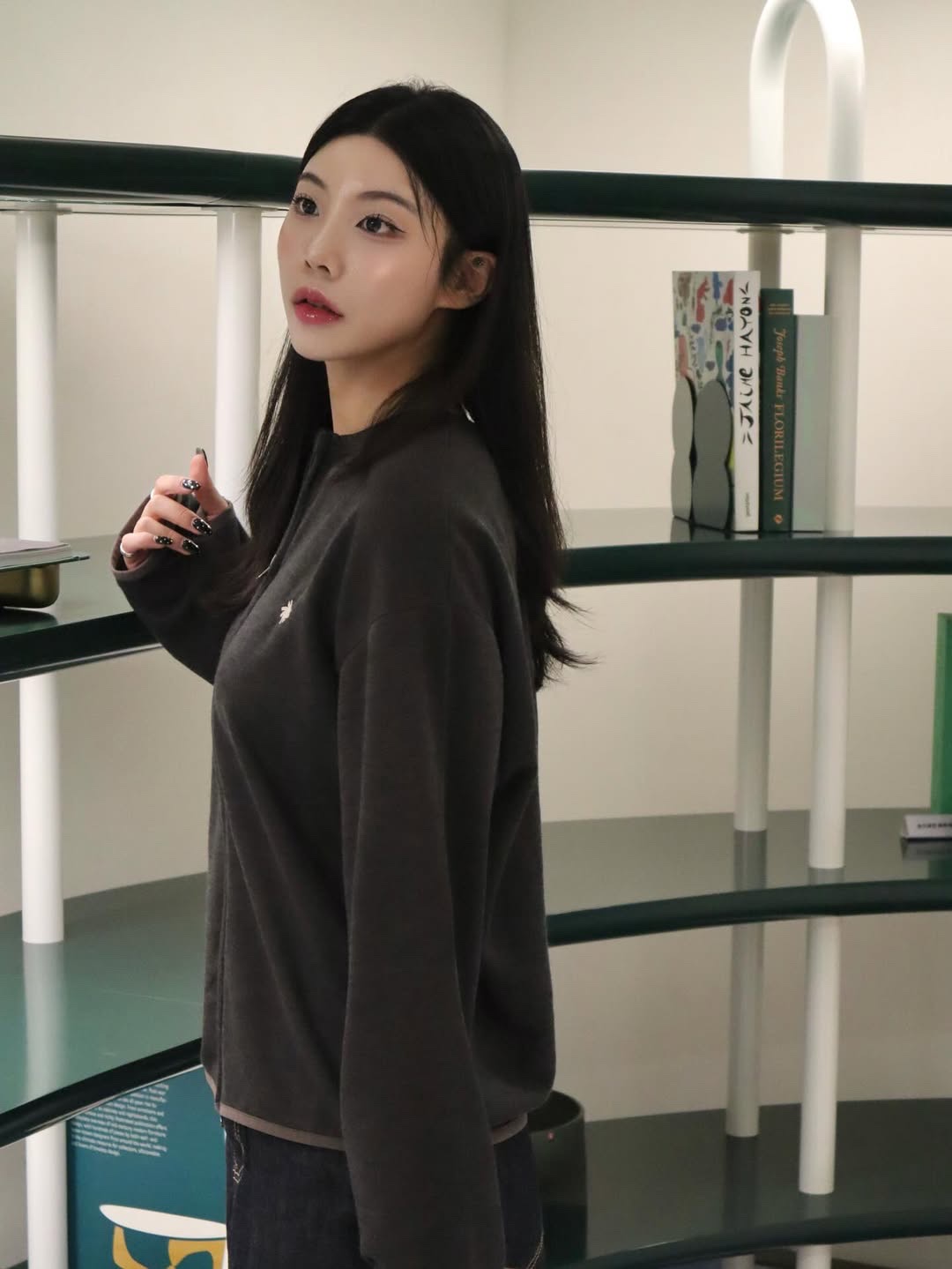 SLOW RECORD HOUSE Round Zip-Up Cardigan Khaki 착용 스타일 - 2