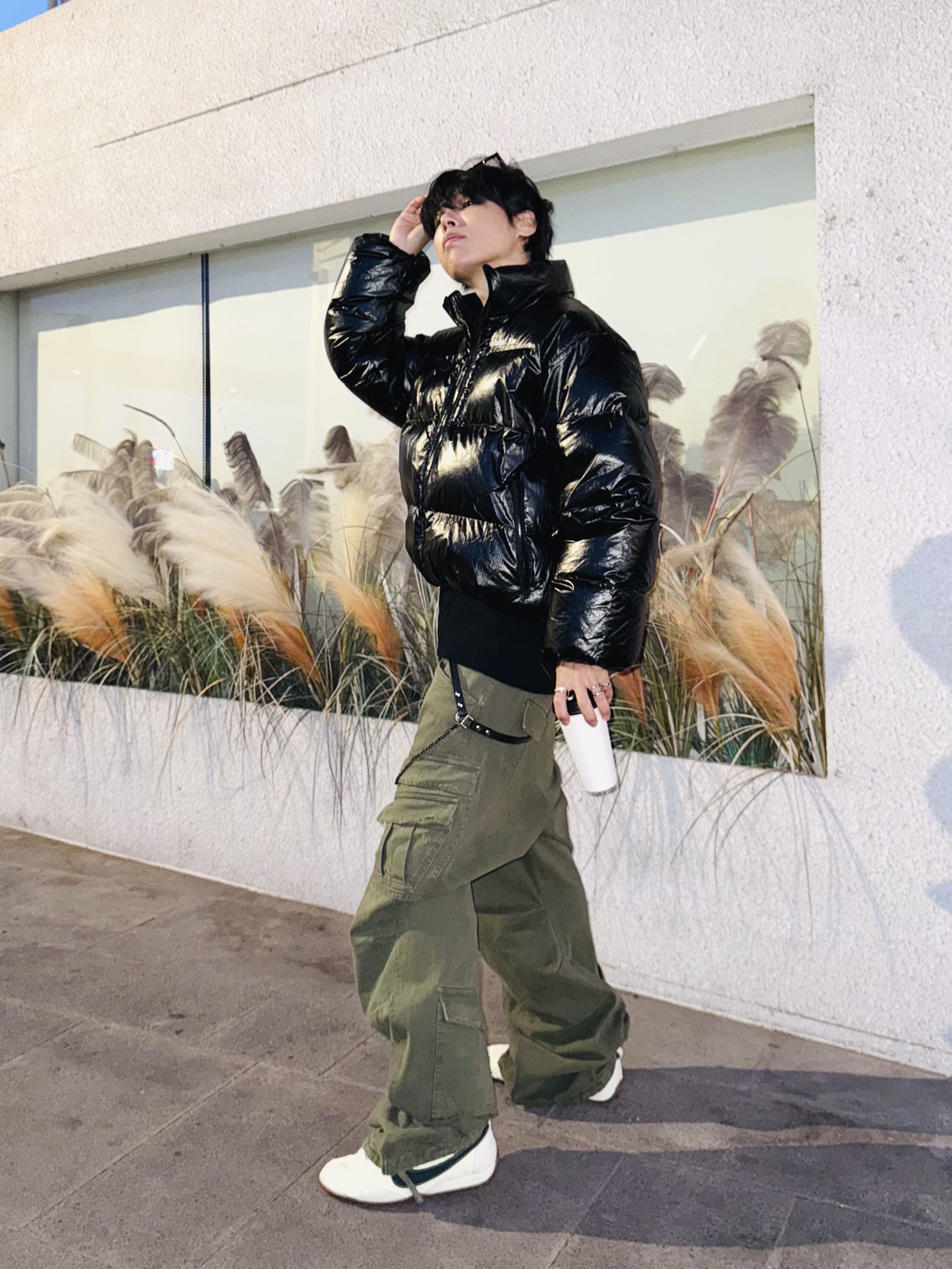 Nike x Jacquemus Moon Shoe SP Alabaster Off Noir, Nonnod Double Pocket Cargo Pants Vintage Khaki 착용 스타일 - 8