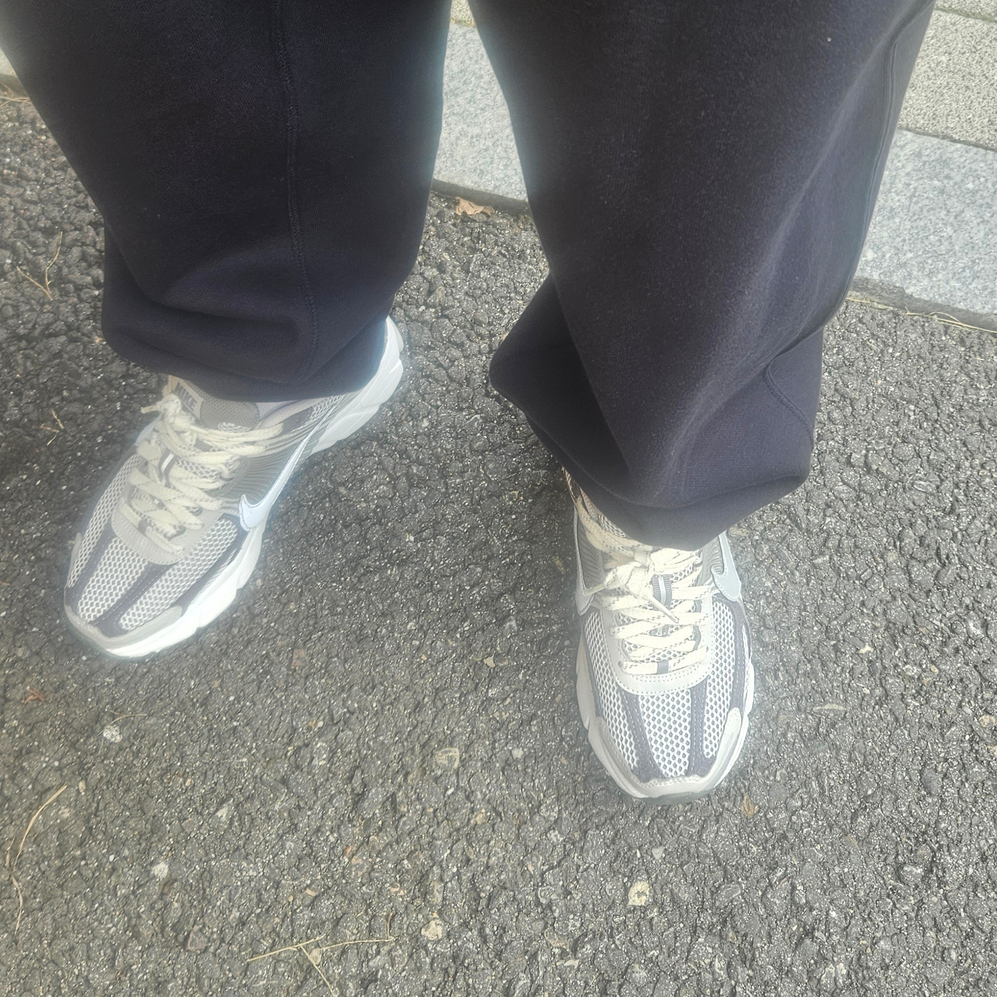 (W) Nike Zoom Vomero 5 Cobblestone and Flat Pewter 착용 스타일