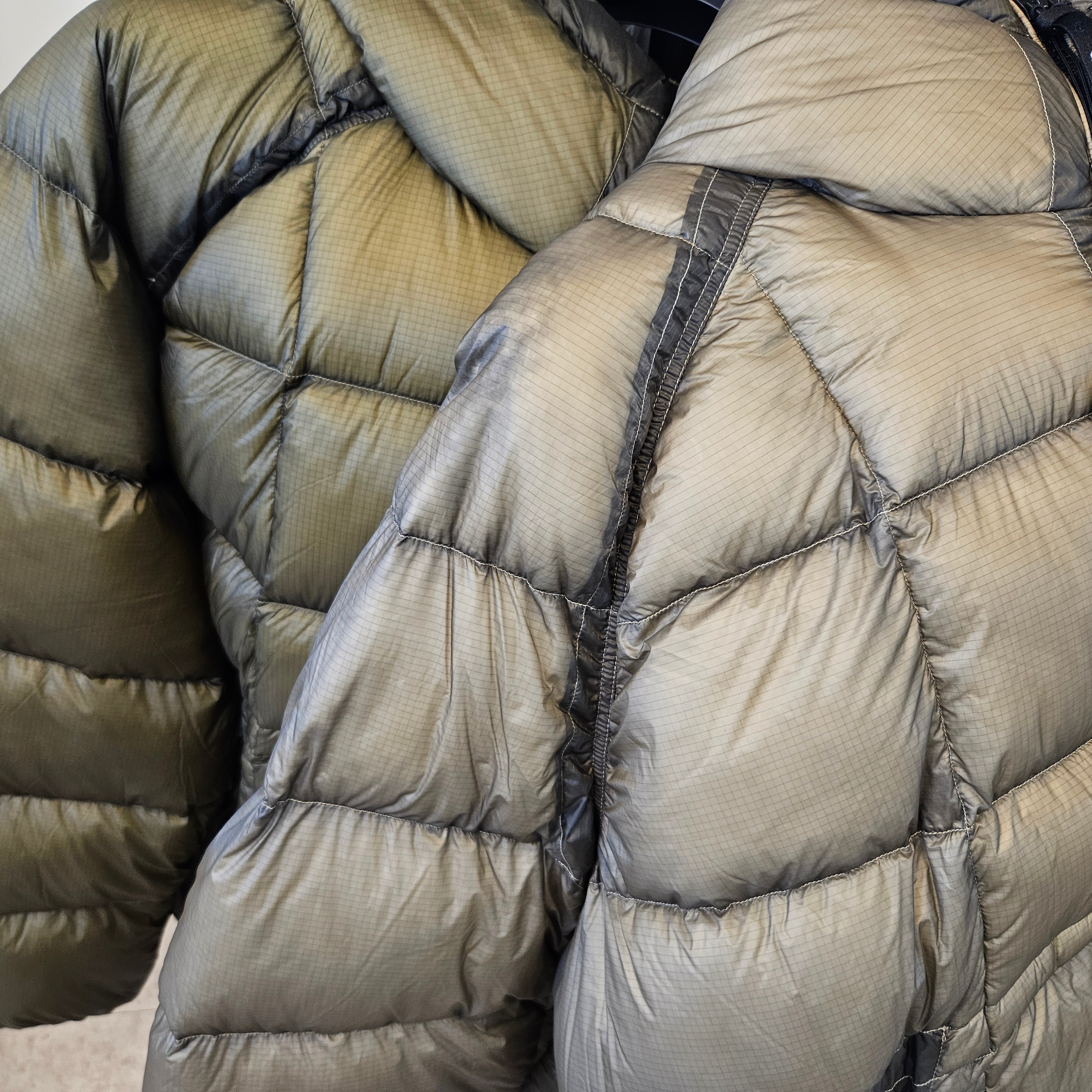 C.P. Company D.D. Shell Hooded Down Puffer Jacket Capers Green - 25FW, C.P. Company D.D. Shell Hooded Down Jacket Fungi Grey - 25FW 착용 스타일 - 1