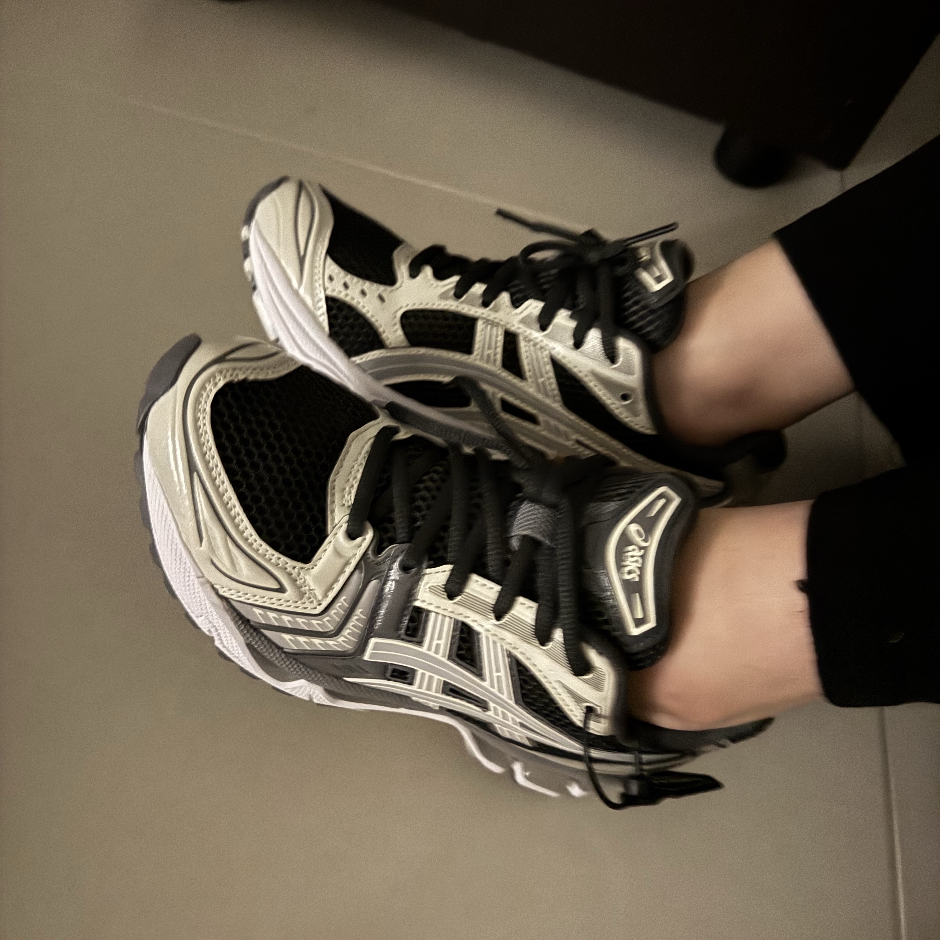 Asics Gel-Kayano 14 Obsidian Grey Cement Grey 착용 스타일