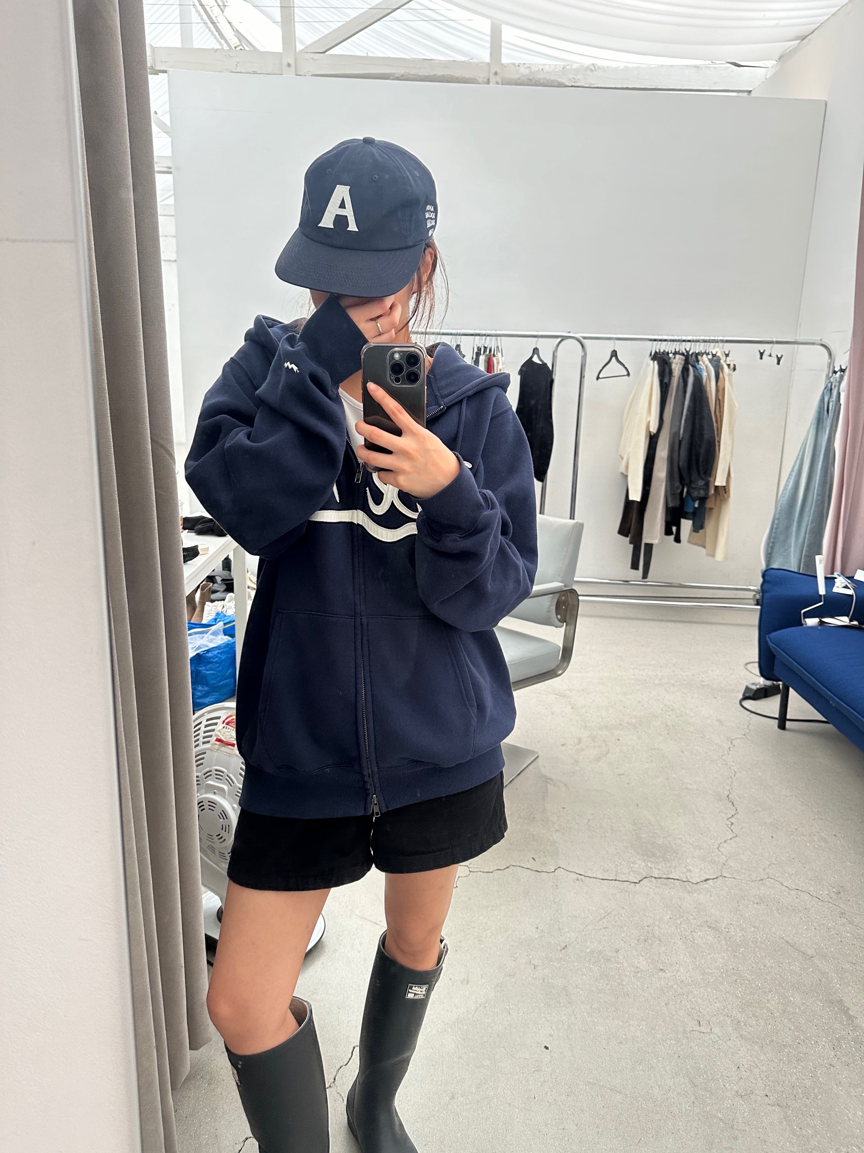 YESEYESEE Y.E.S Snail Logo Zip-up Hoodie Navy 착용 스타일