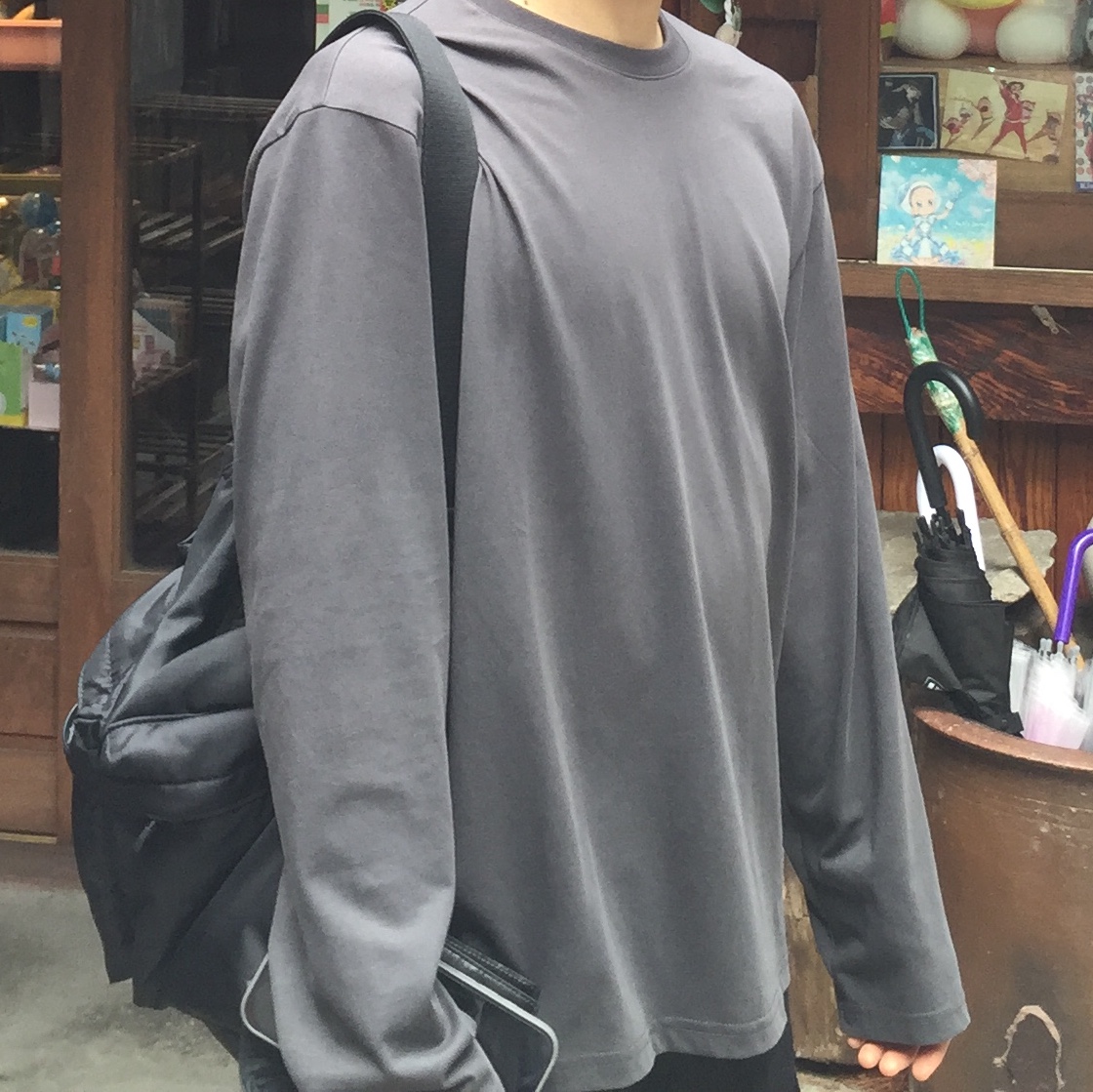 Uniqlo Multi Pocket Shoulder Bag Black 착용 스타일