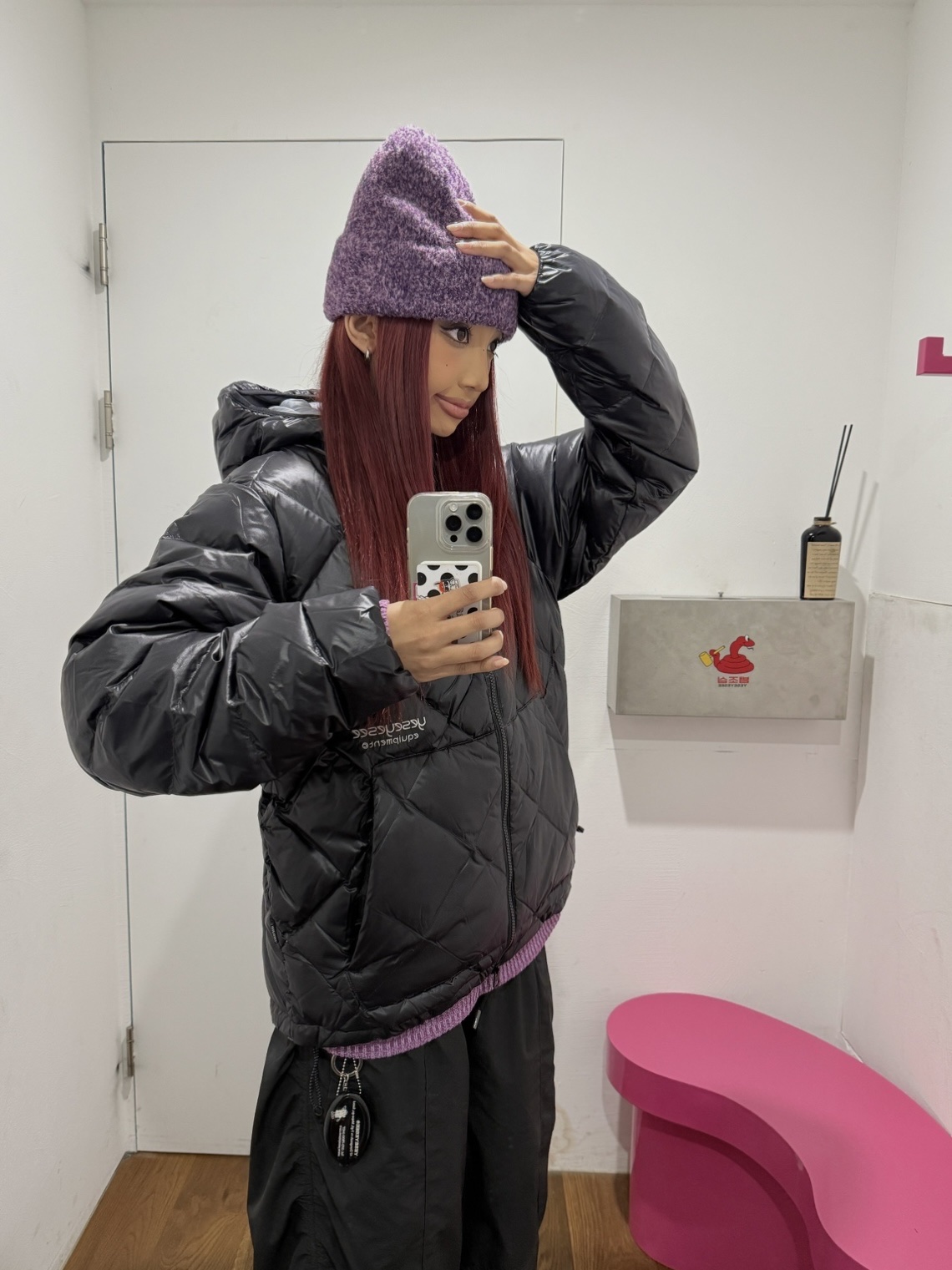 YESEYESEE Y.E.S. Boucle Beanie Purple, YESEYESEE 5B Fond Down Jacket Greige 착용 스타일 - 2