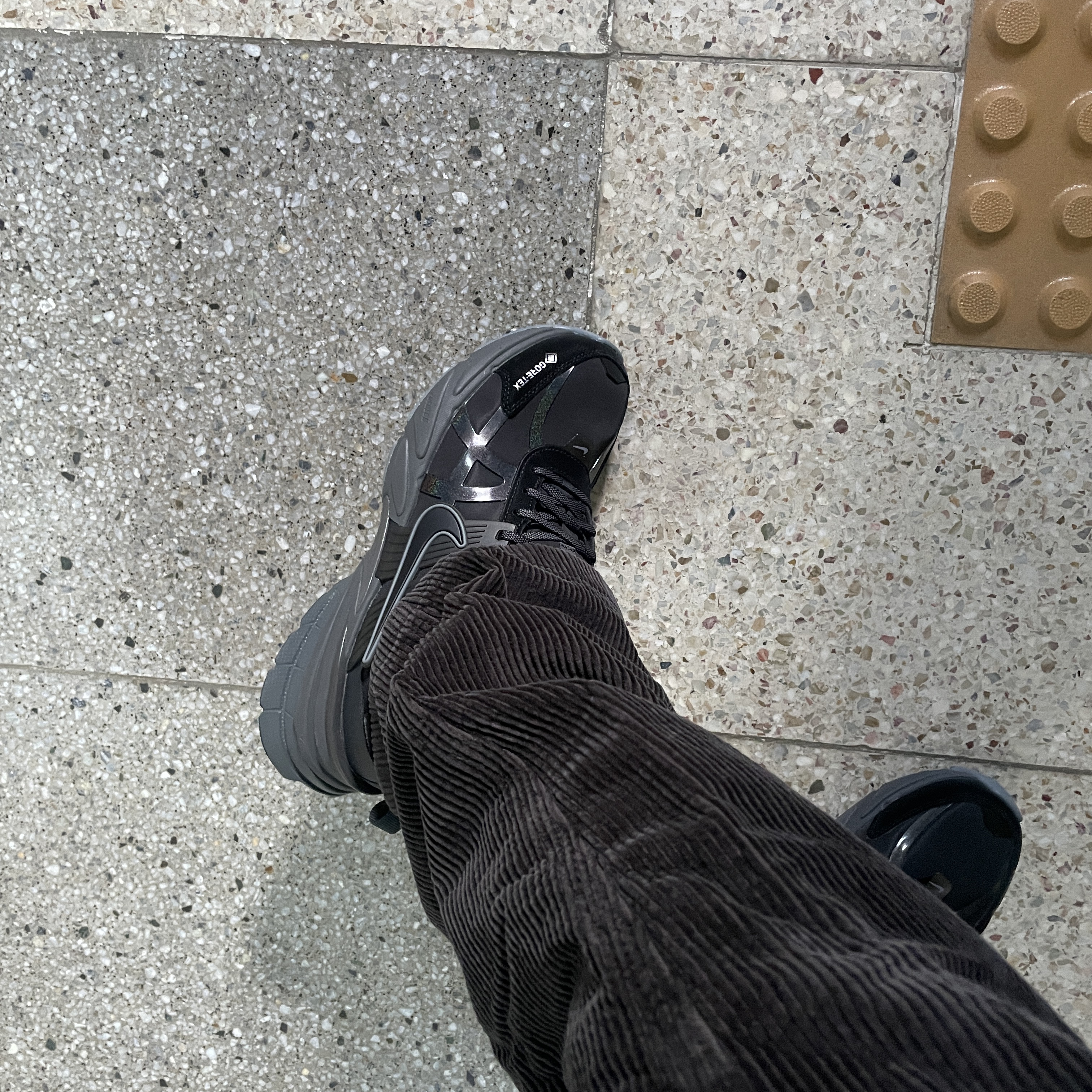 (W) Nike V2K Run Gore-Tex Black Iron Grey 착용 스타일 - 2