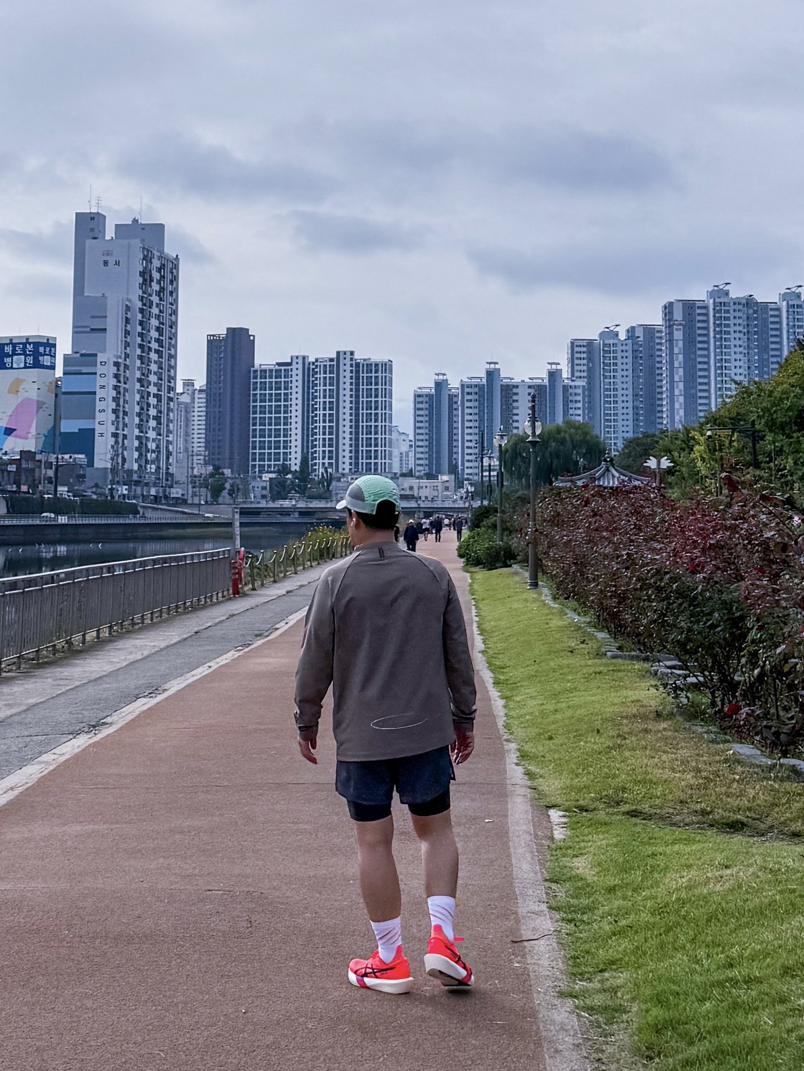 Asics Metaspeed Edge Tokyo Flash Red Black, New Balance Color Point Performance Mesh Cap Mint 착용 스타일