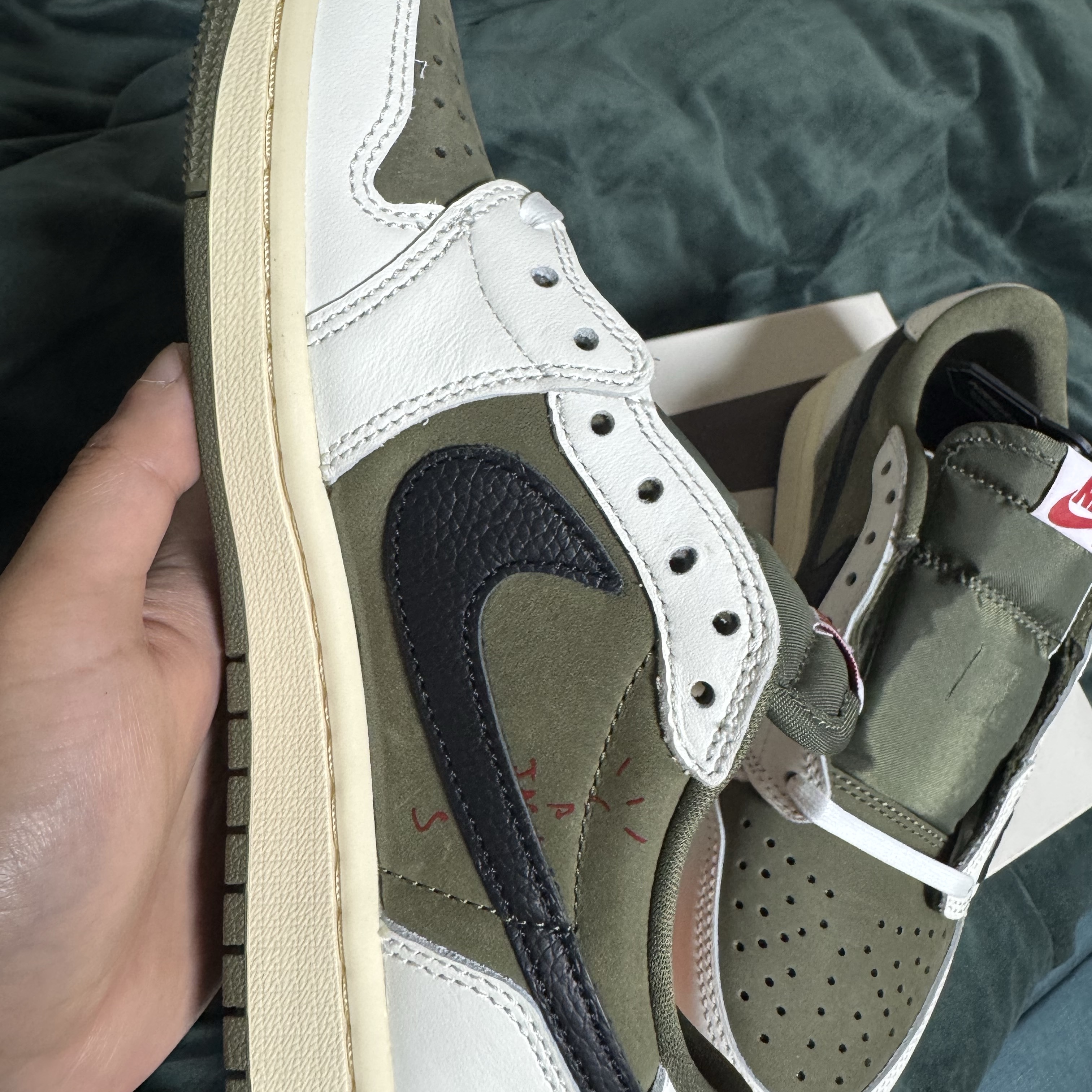 Jordan 1 x Travis Scott Retro Low OG SP Reverse Olive 착용 스타일 - 3