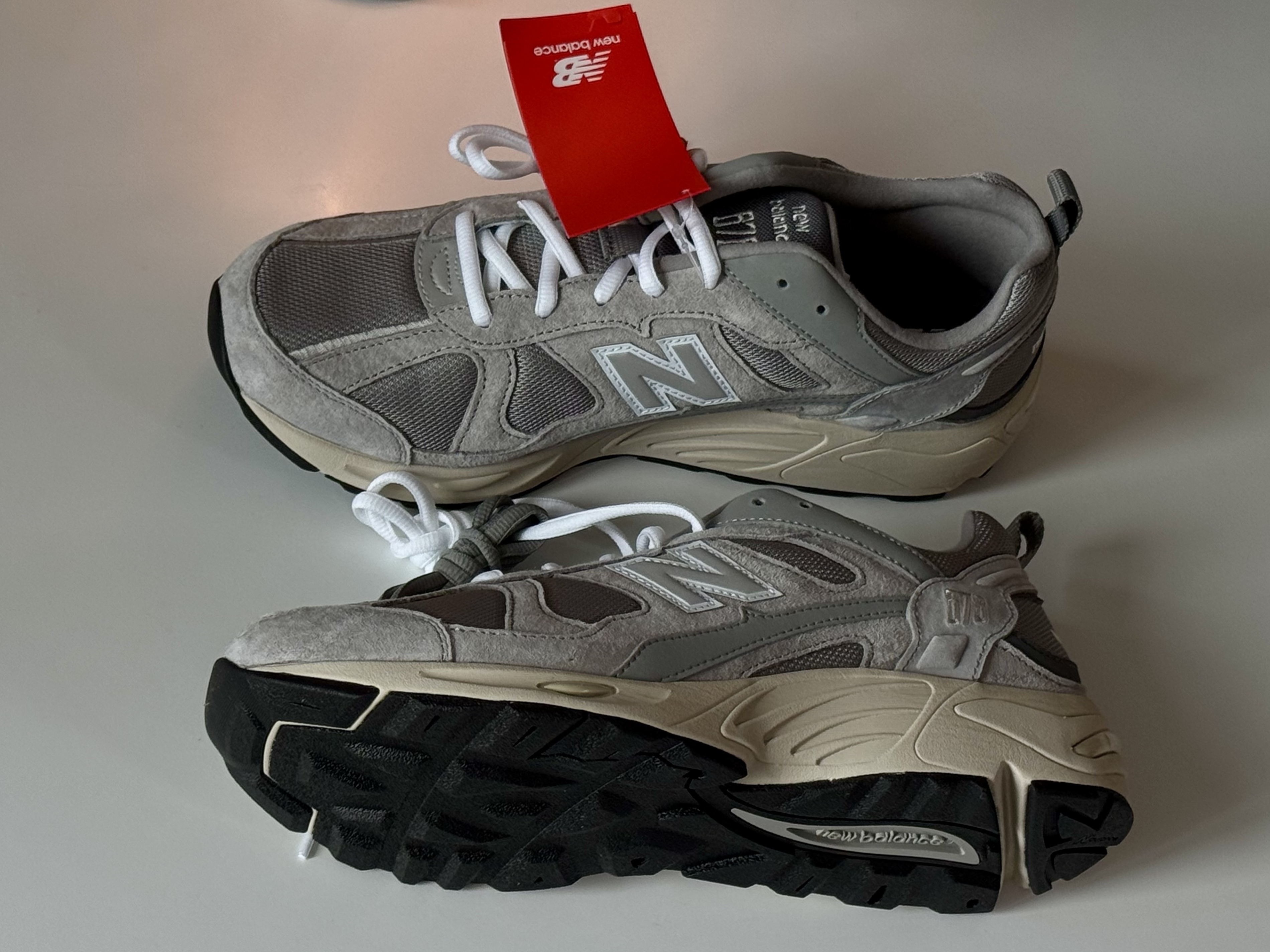 New Balance 878 Gray, New Balance 878 Triple Black 착용 스타일 - 4