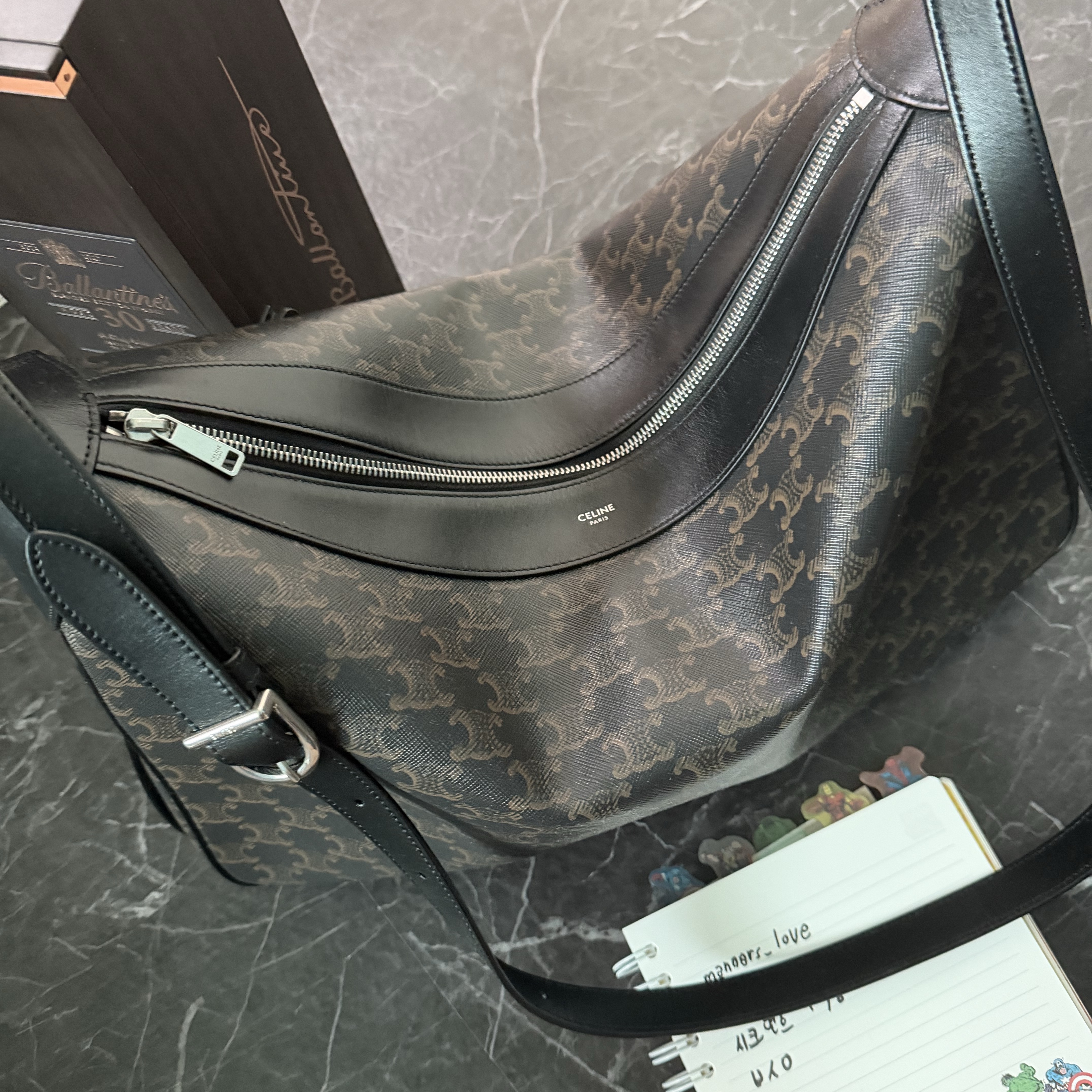 Celine Large Strap Romy in Triomphe Canvas Calfskin Black 착용 스타일 - 3