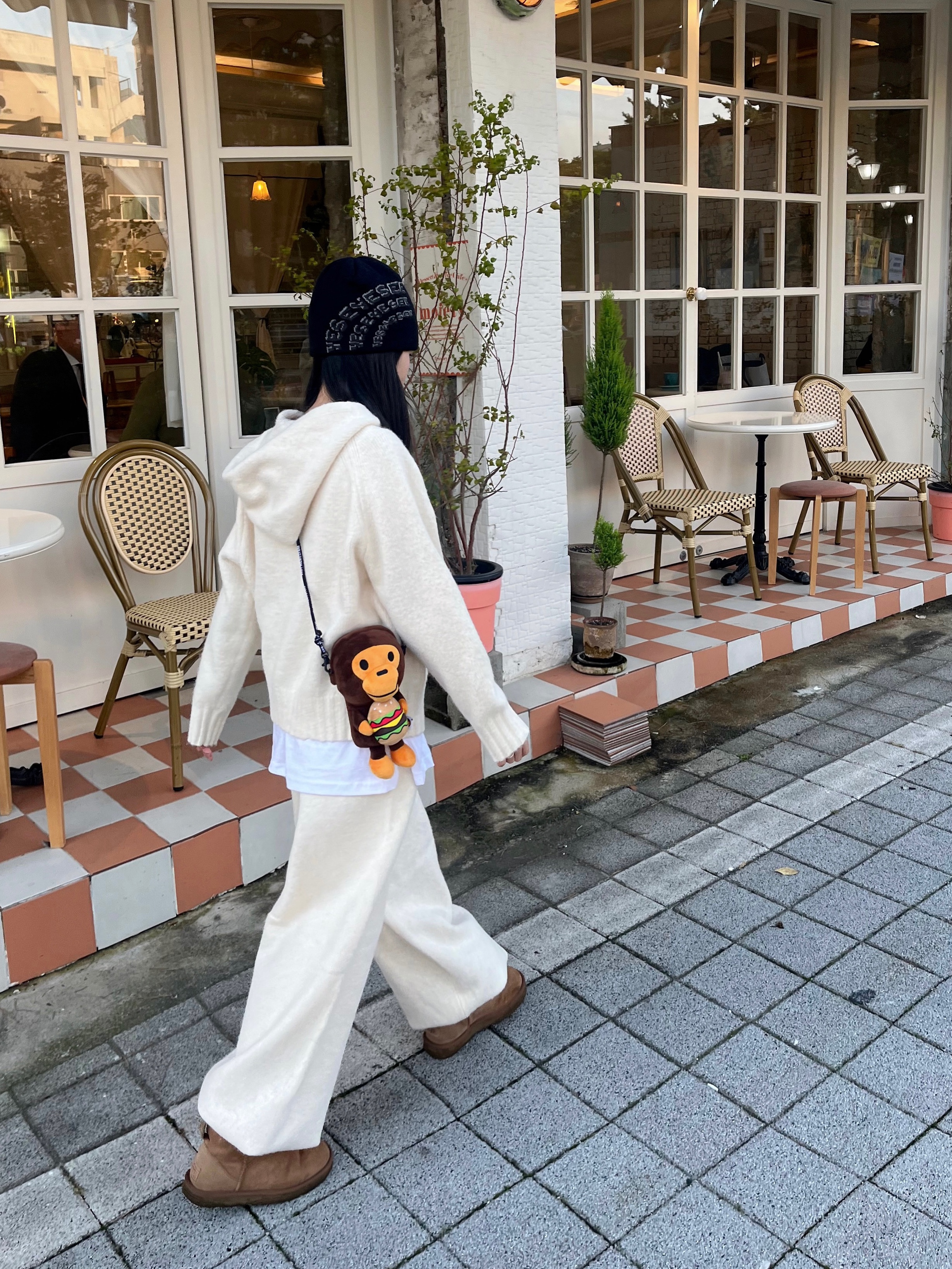 BAPE Baby Milo Mobile Bag 1 Brown, UGG Classic Mini Boots Chestnut 착용 스타일 - 1