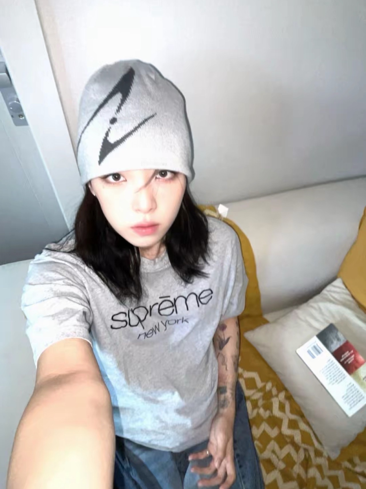 BLR Curved Logo Beanie Grey 착용 스타일 - 1