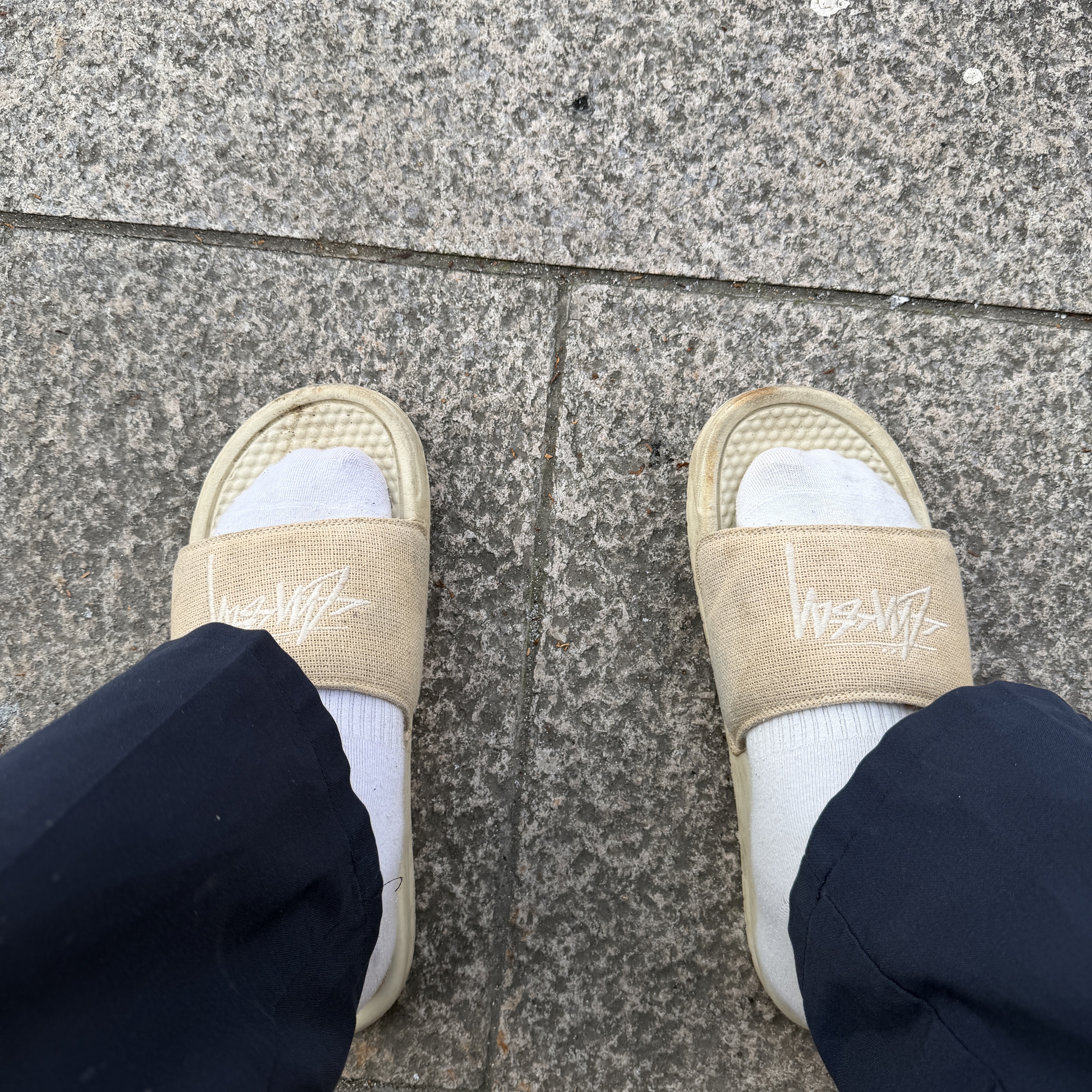 Nike x Stussy Benassi Hemp Slide Fossil Stone 착용 스타일