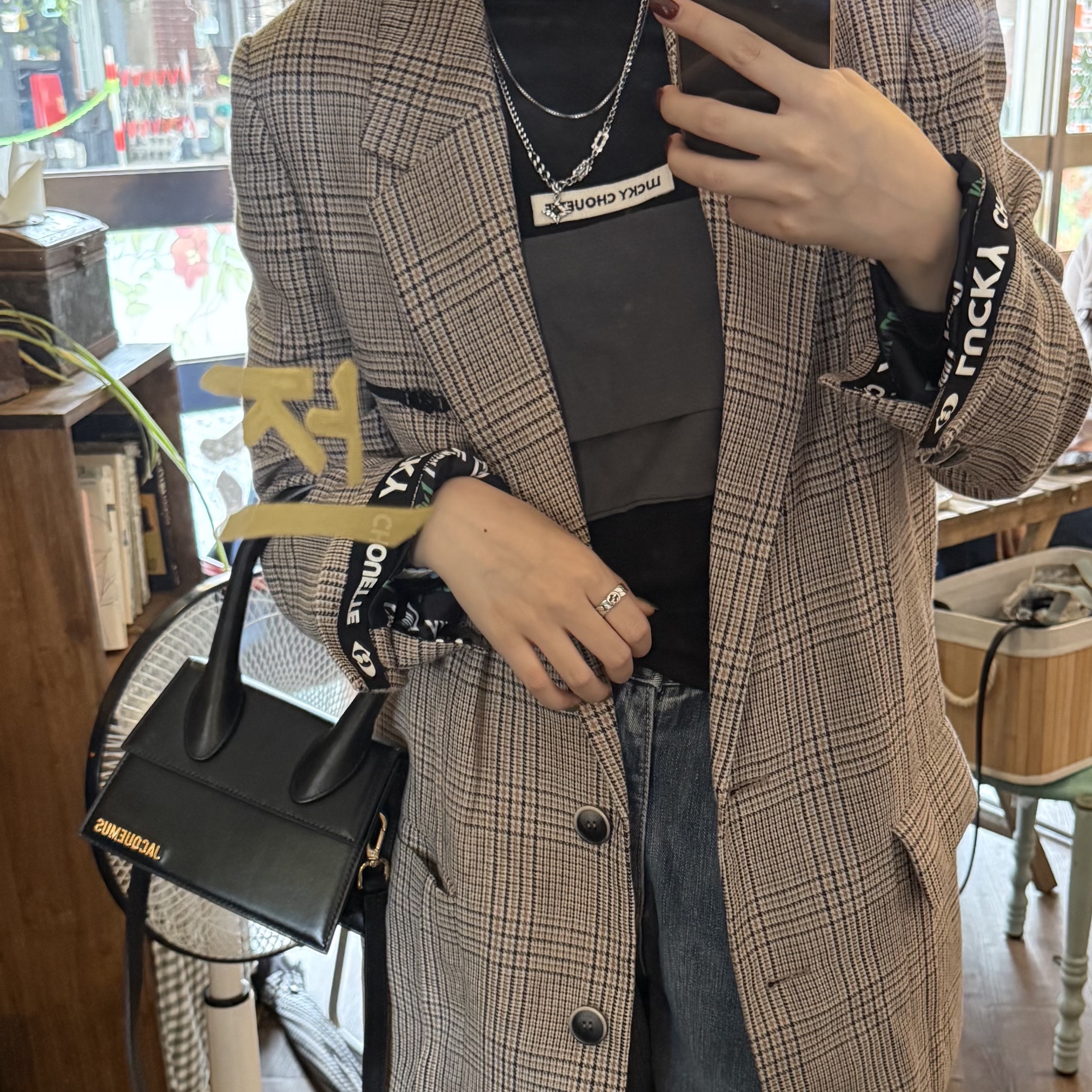 Jacquemus Le Chiquito Moyen Signature Handbag Black, Jacquemus Le Chiquito Moyen Leather Handbag Black 착용 스타일