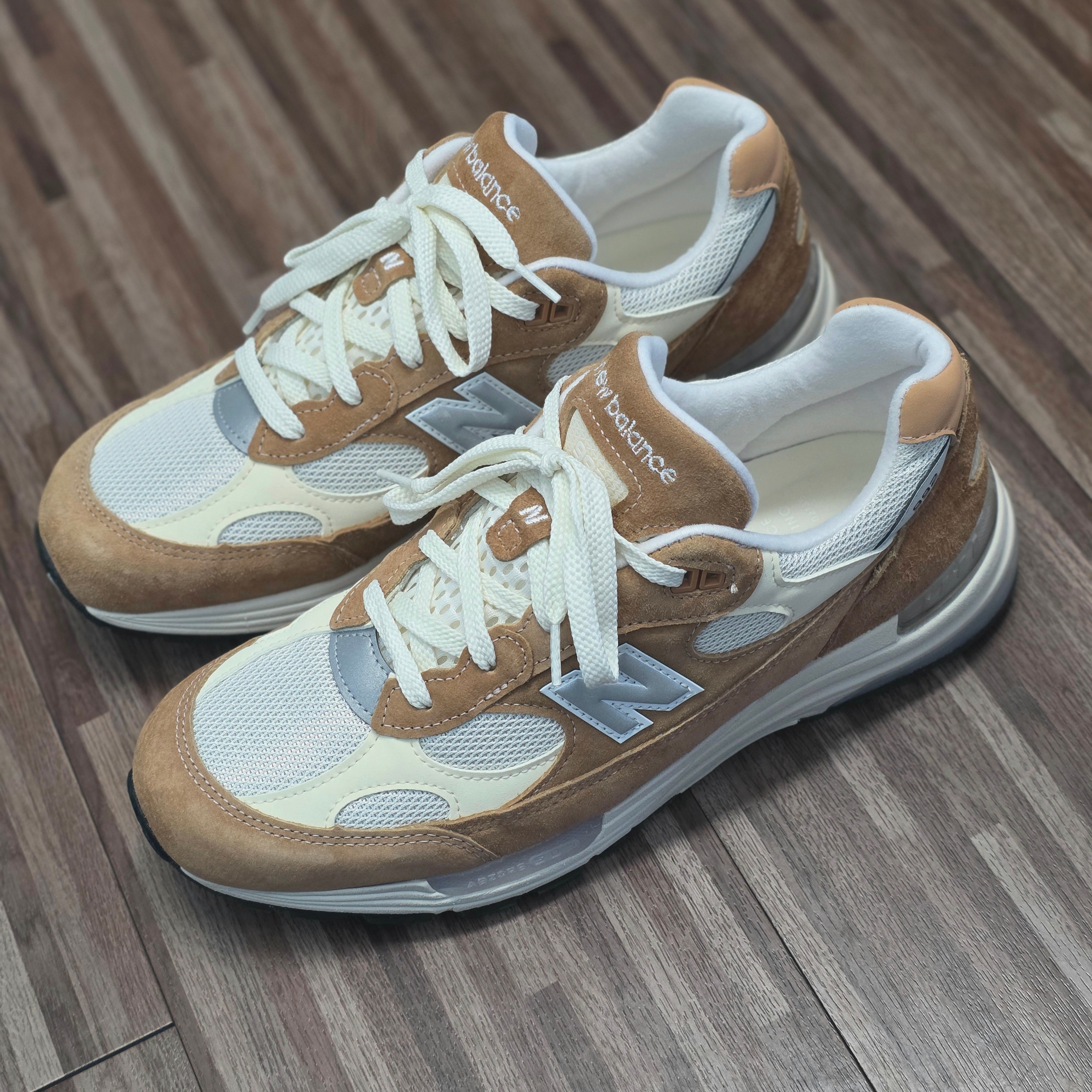 New Balance 992 Made in USA Sweet Caramel Calcium 착용 스타일 - 1