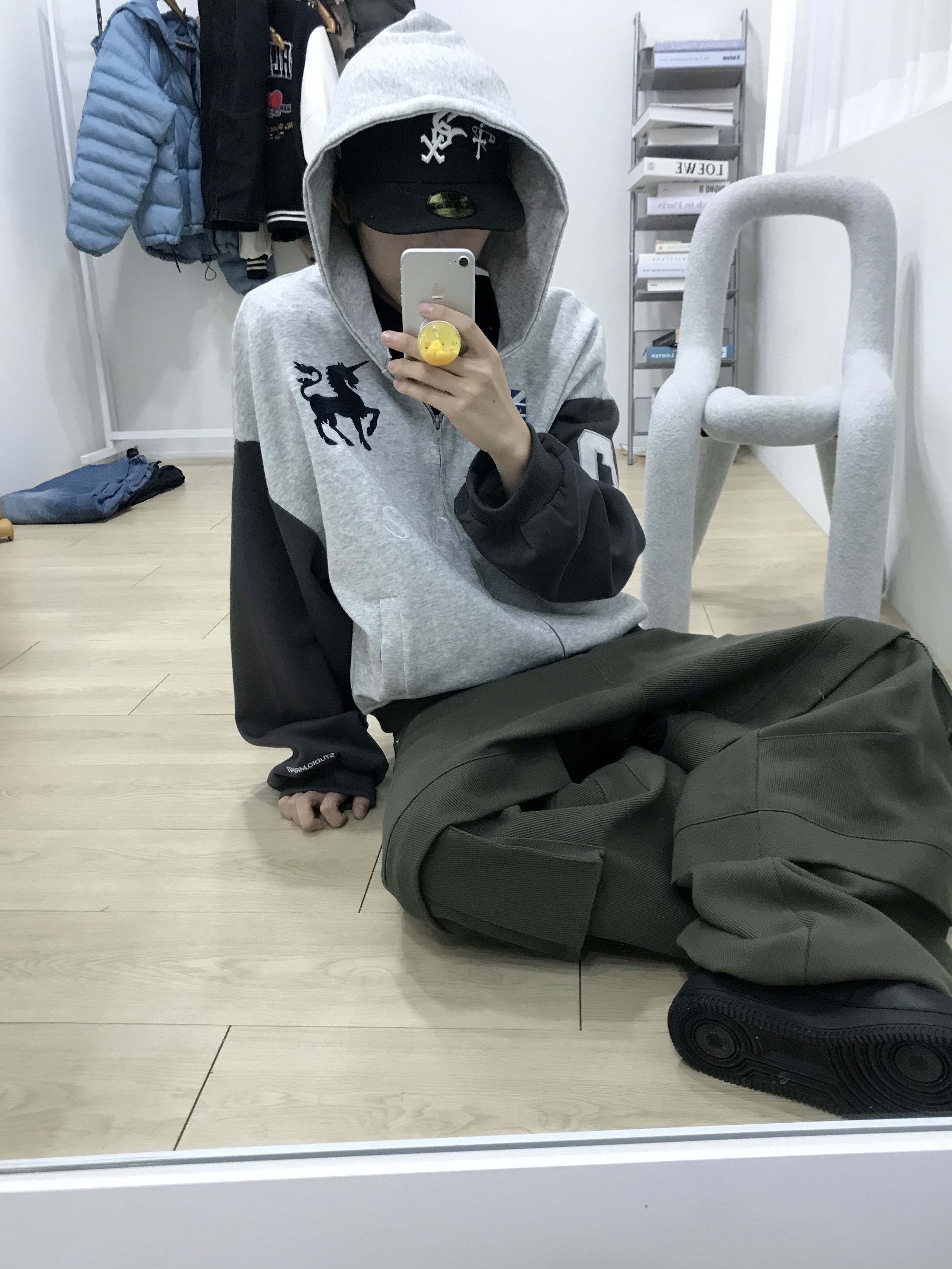 Nike Air Force 1 '07 Low Triple Black 착용 스타일 - 4