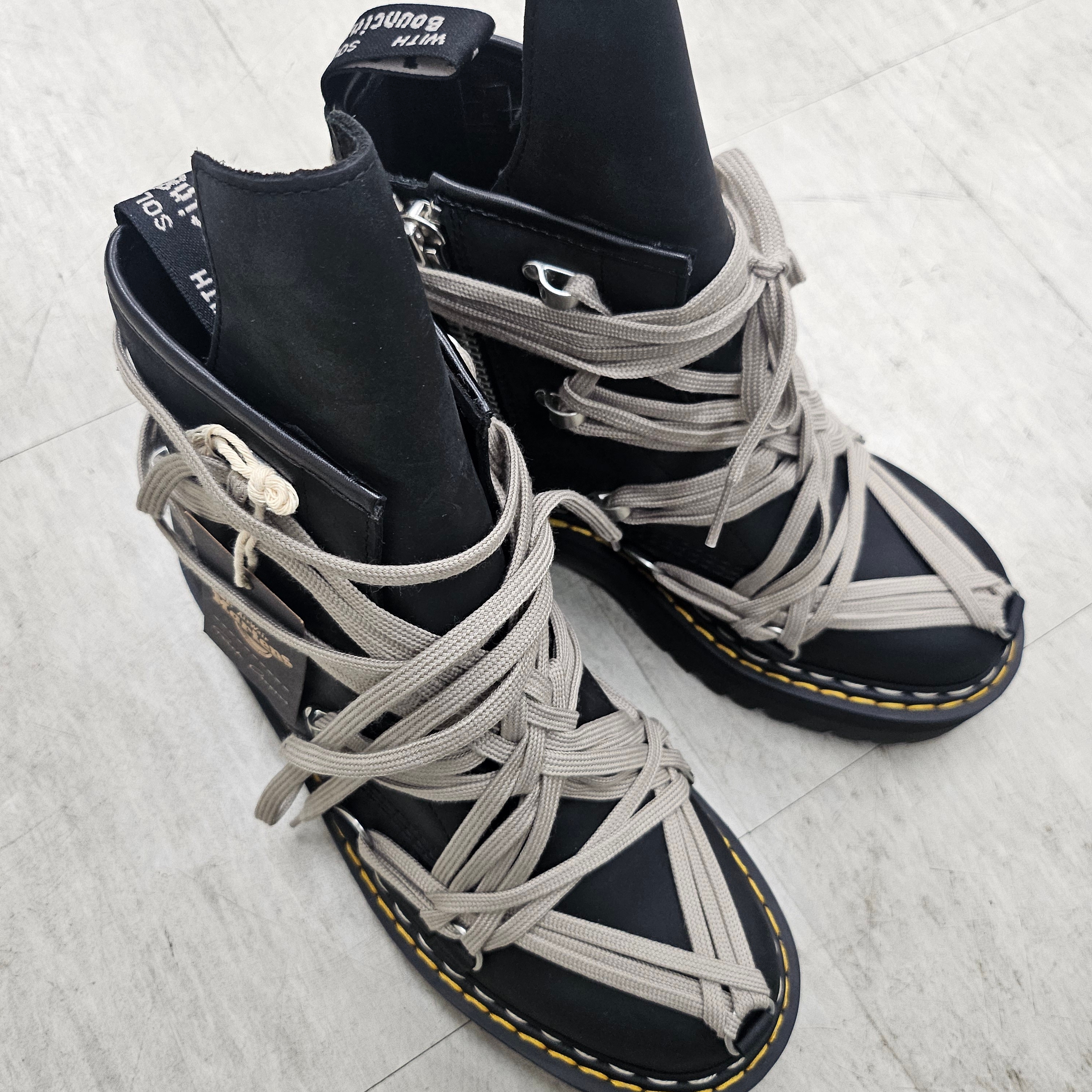 Dr. Martens x Rick Owens 1460 Quad Sole Mega Lace Boots Black 착용 스타일 - 2