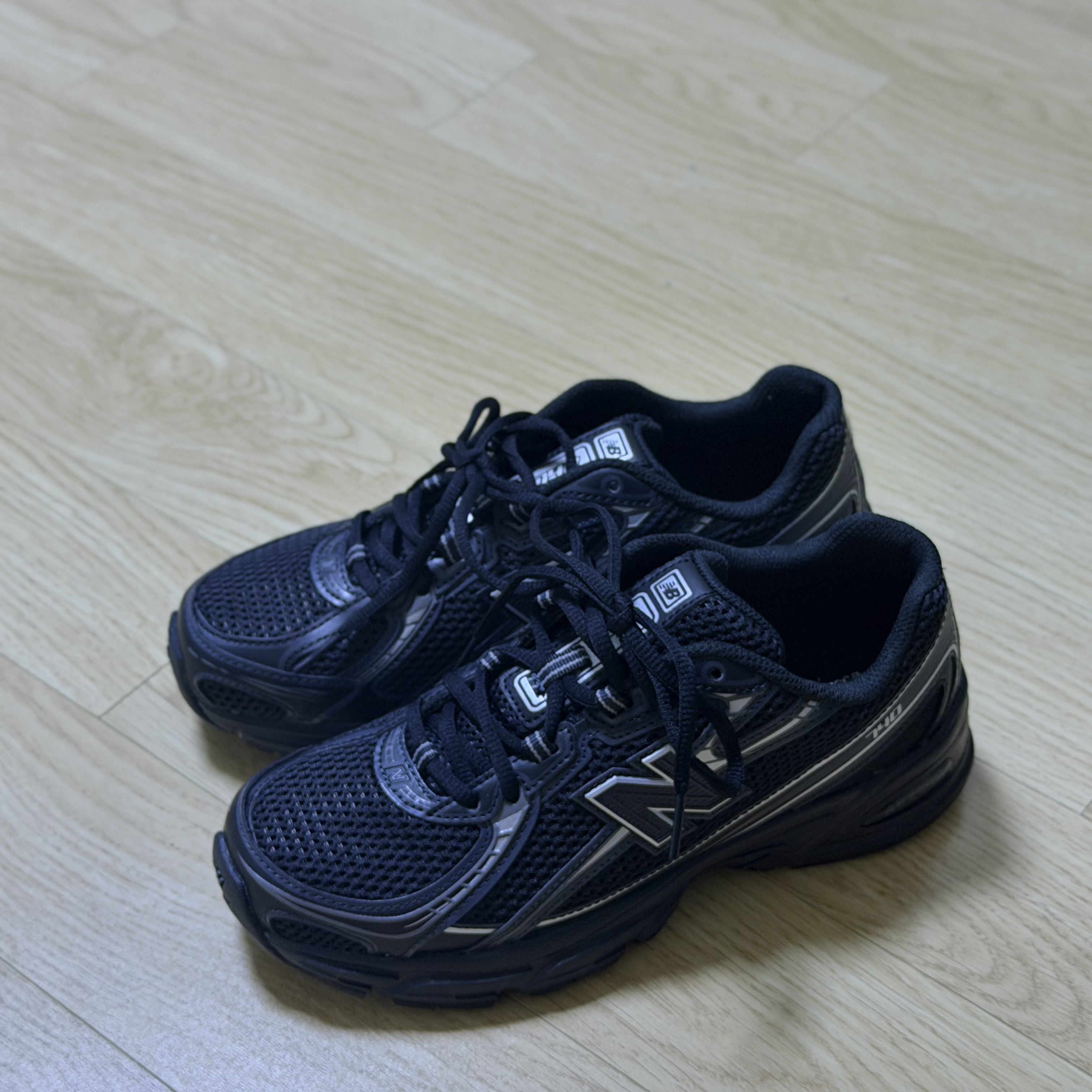 New Balance 740v2 Black Silver Metallic 착용 스타일 - 2