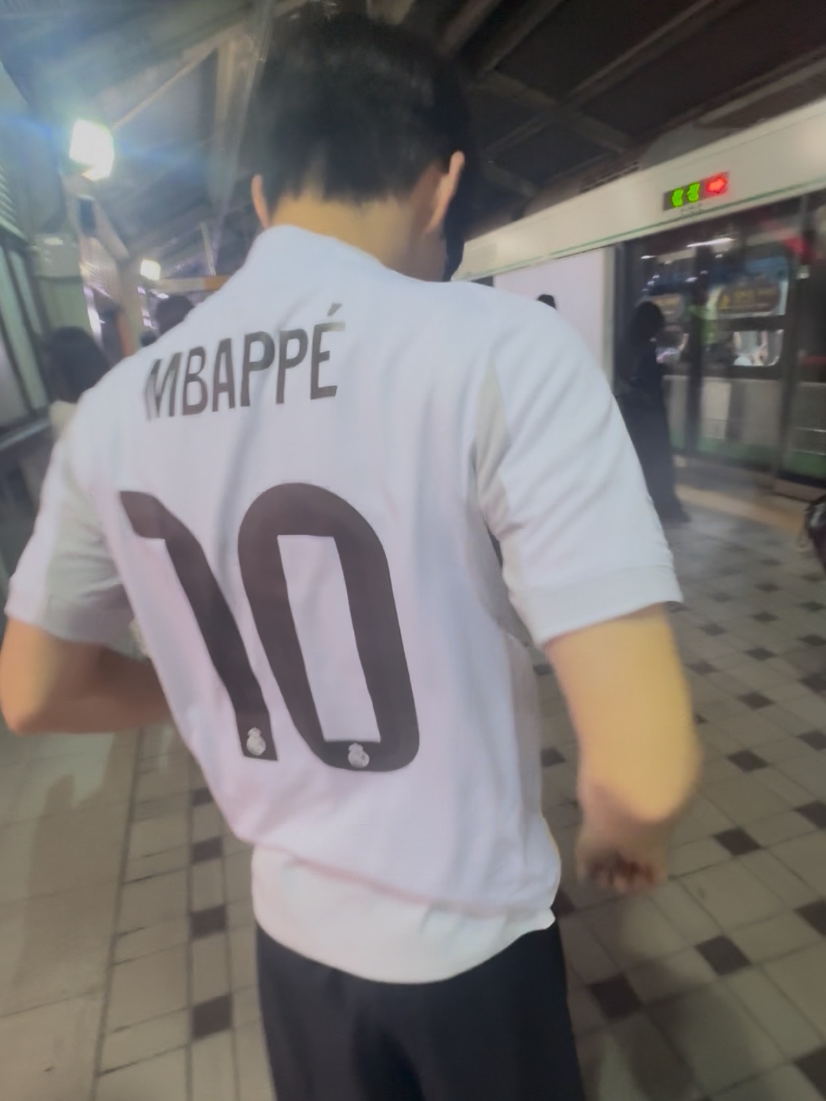 Adidas Real Madrid 2025/26 Home Authentic Jersey White - KR Sizing (Non Marking Ver.) 착용 스타일 - 2