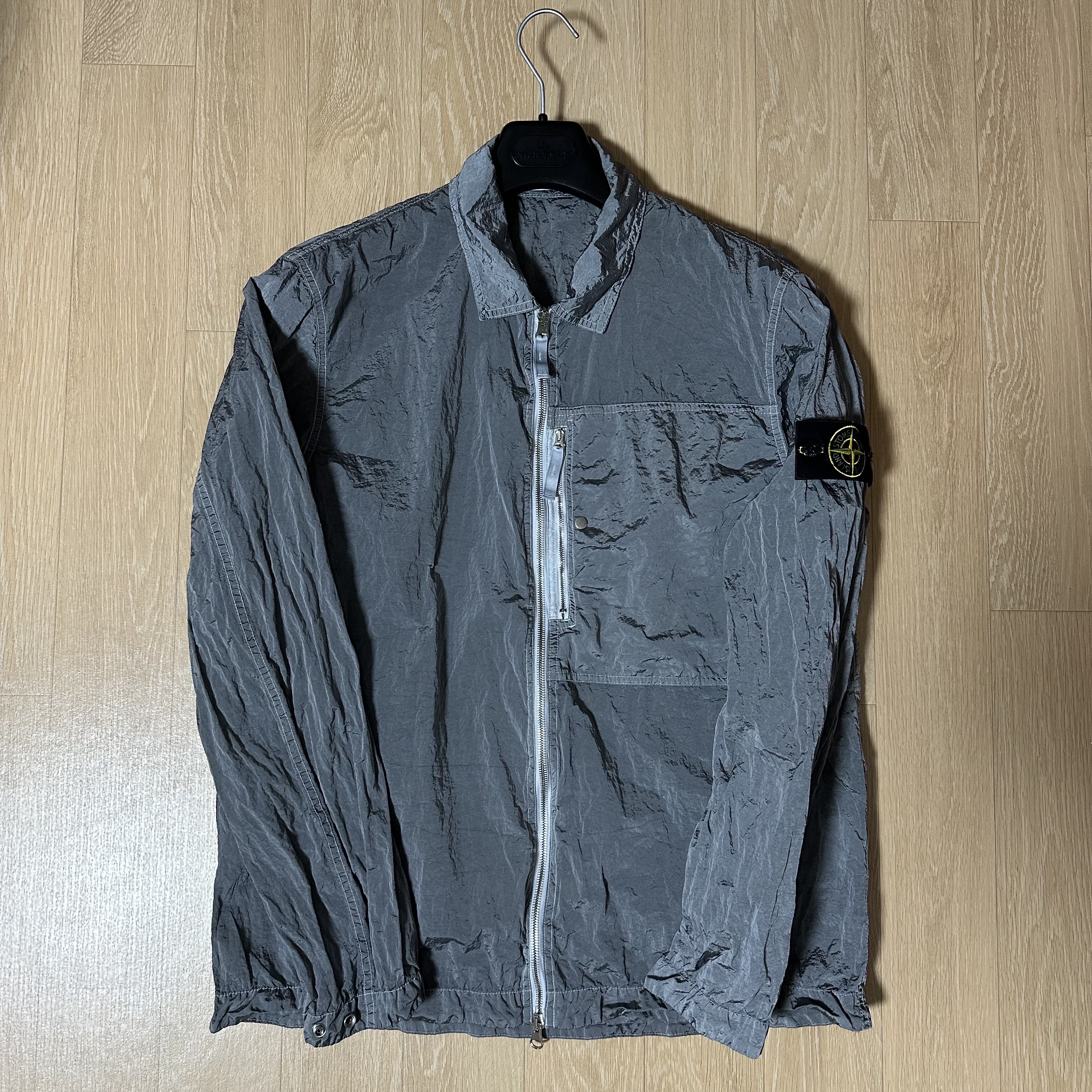 Stone Island 1200005 Nylon Metal in Econyl Overshirt with Pocket and Two-Way Zipper Pearl Grey - 25SS 착용 스타일