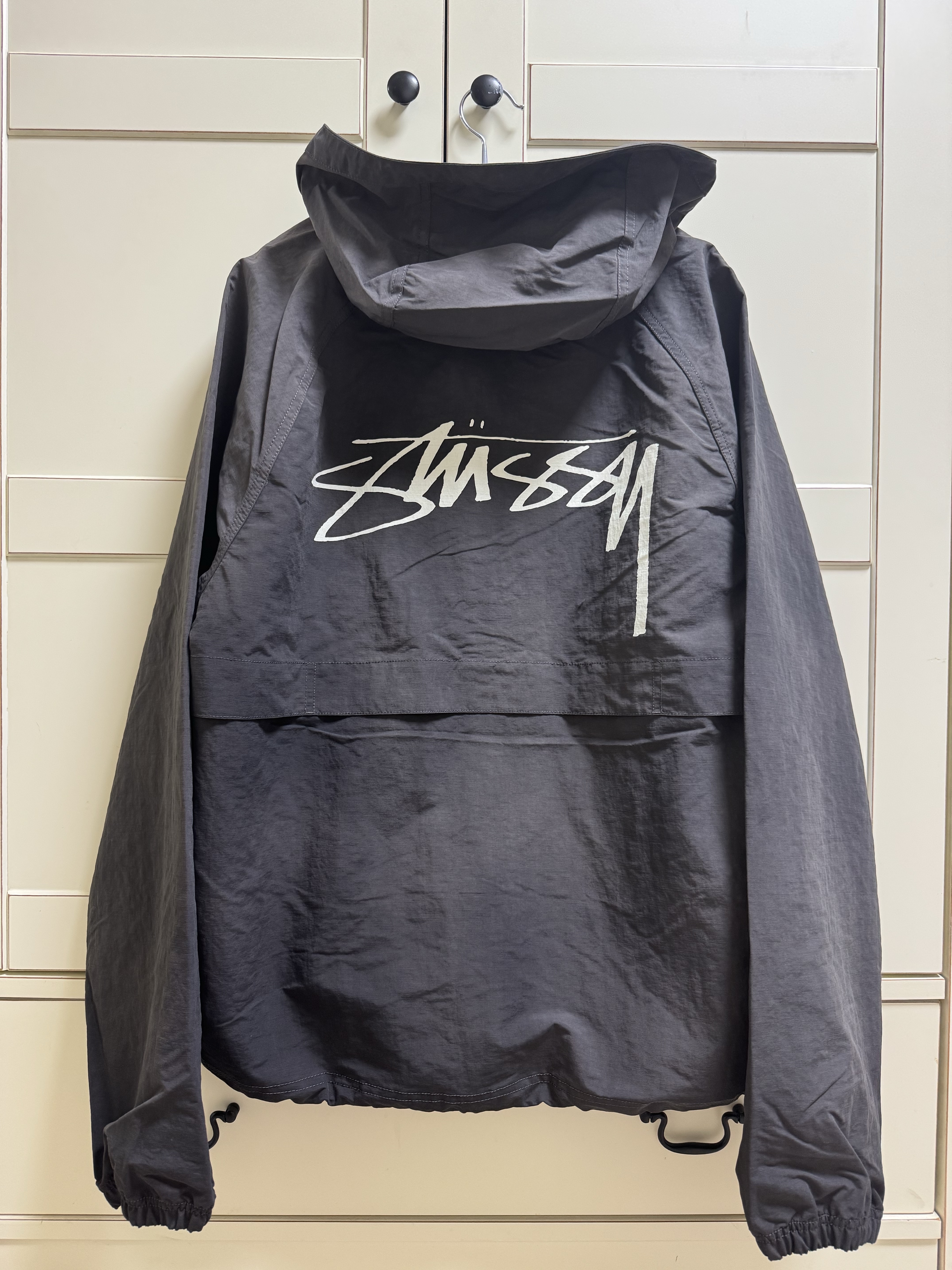 Stussy Wave Dye Beach Shell Jacket Black 착용 스타일
