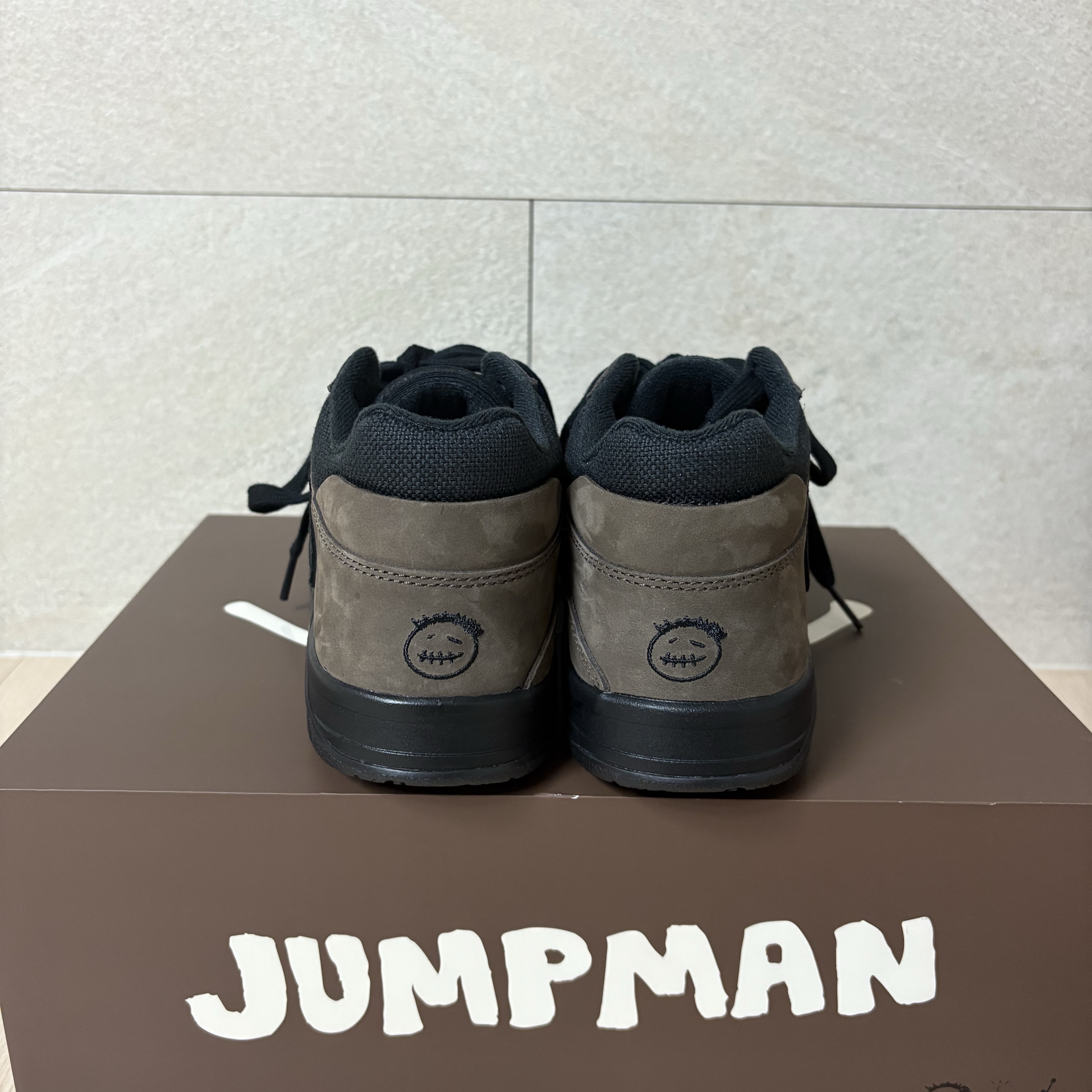Jordan x Travis Scott Jumpman Jack TR Black and Dark Mocha 착용 스타일 - 4