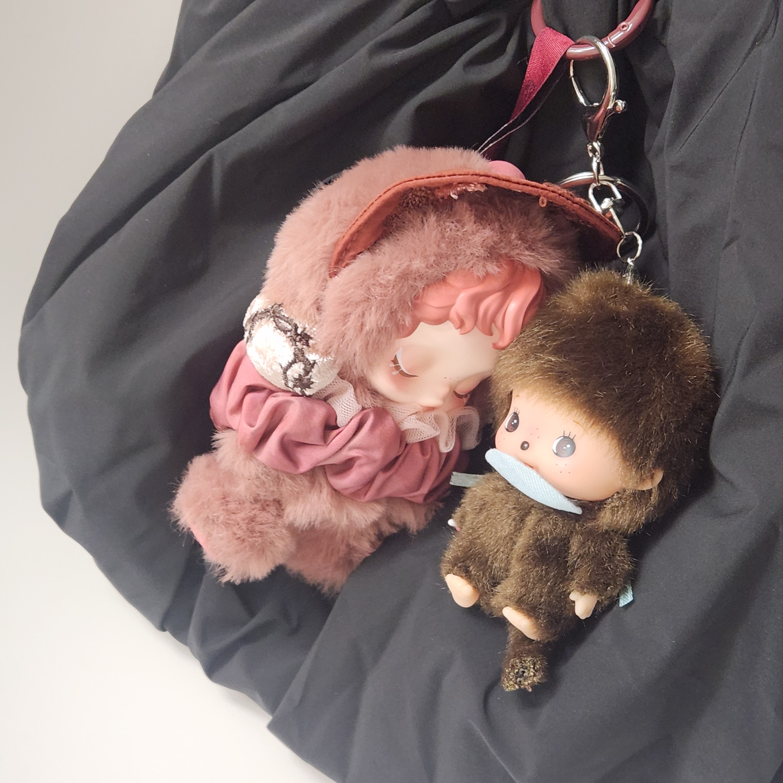 COS Cloud Mini Tote Bag Black, Pop Mart Skullpanda L’Impressionnisme Series Plush Doll Blossom (Opened Case) 착용 스타일 - 3