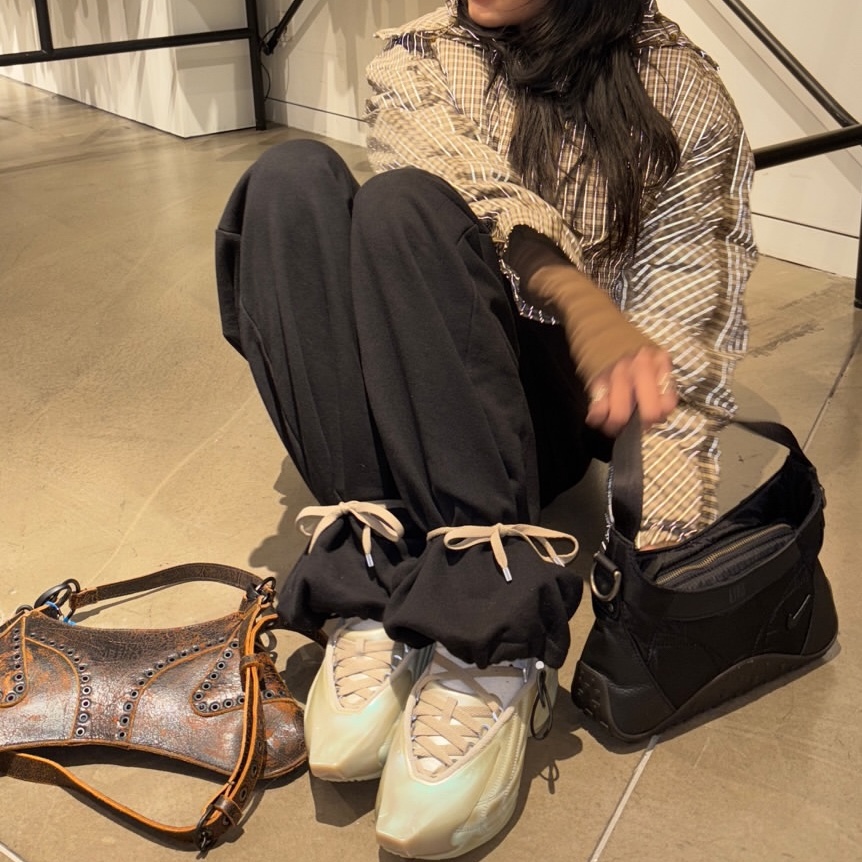 (W) Nike x Knwls Air Max Muse Beige Chalk, (W) Nike x Knwls Air Max Muse Noir 착용 스타일 - 3