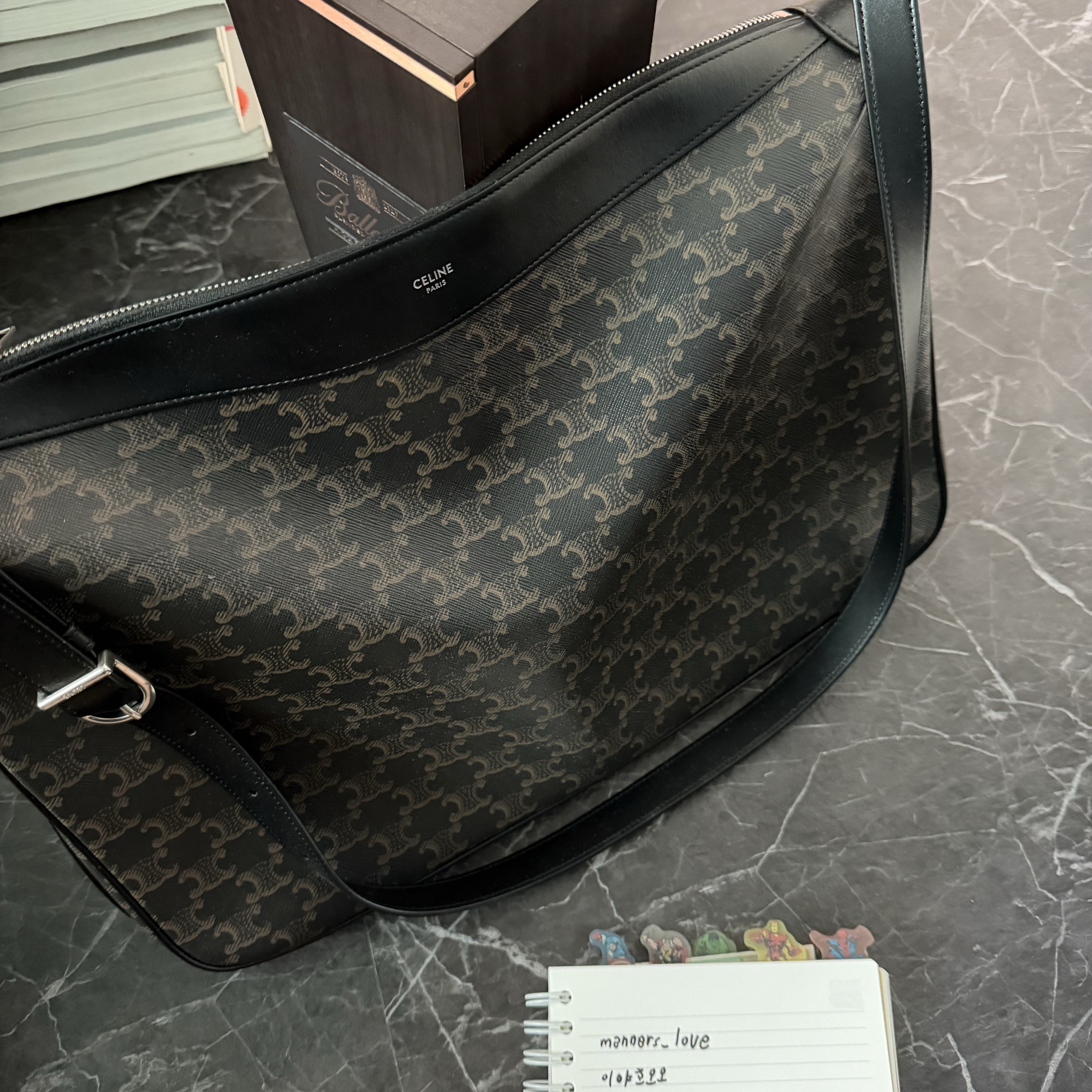 Celine Large Strap Romy in Triomphe Canvas Calfskin Black 착용 스타일 - 2