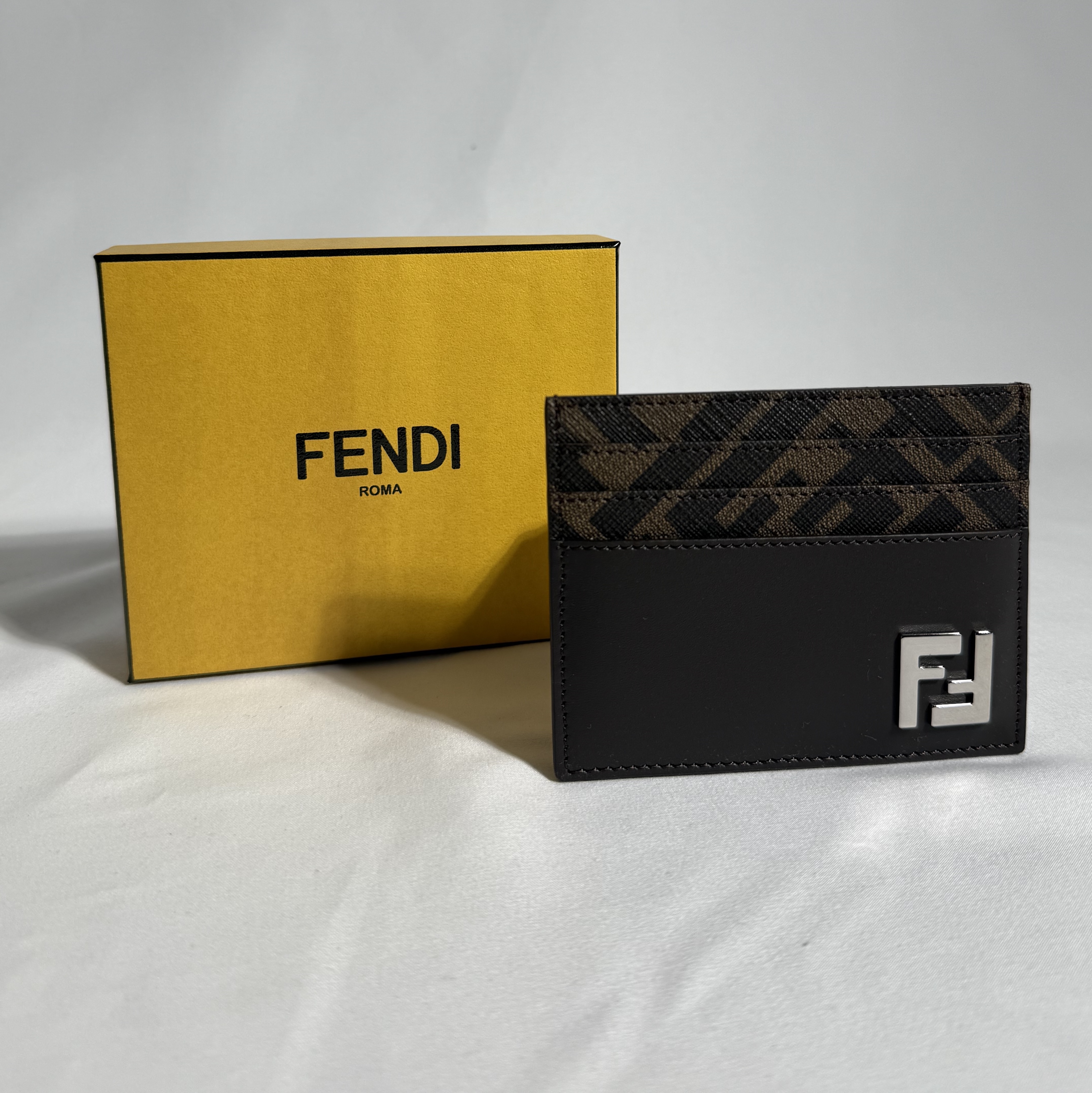 Fendi FF Squared Card Holder Brown 착용 스타일