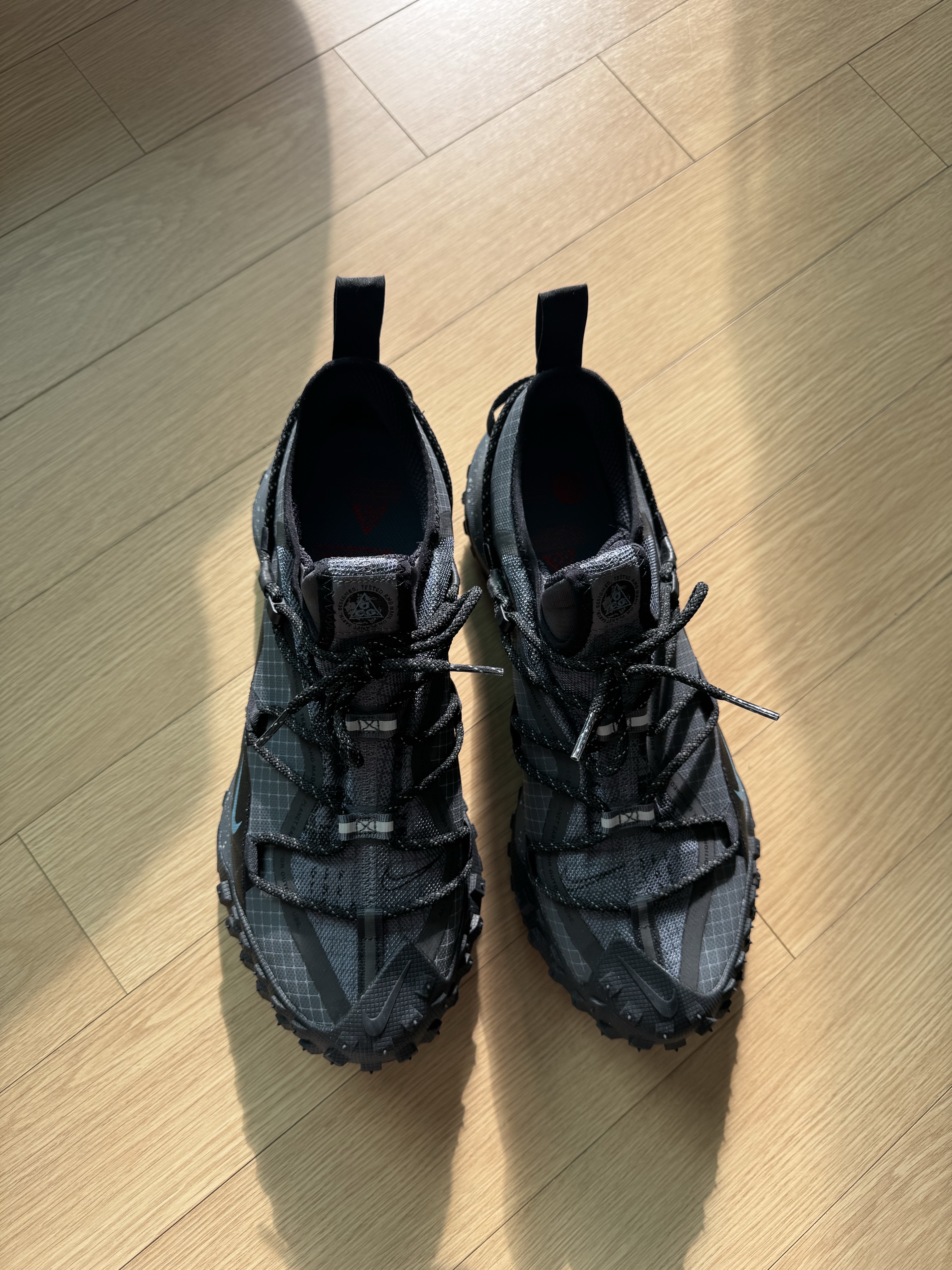 Nike ACG Mountain Fly Low Gore-Tex Dark Grey Black, Nike x Drake Nocta Socks White (3 Pack) 착용 스타일 - 3