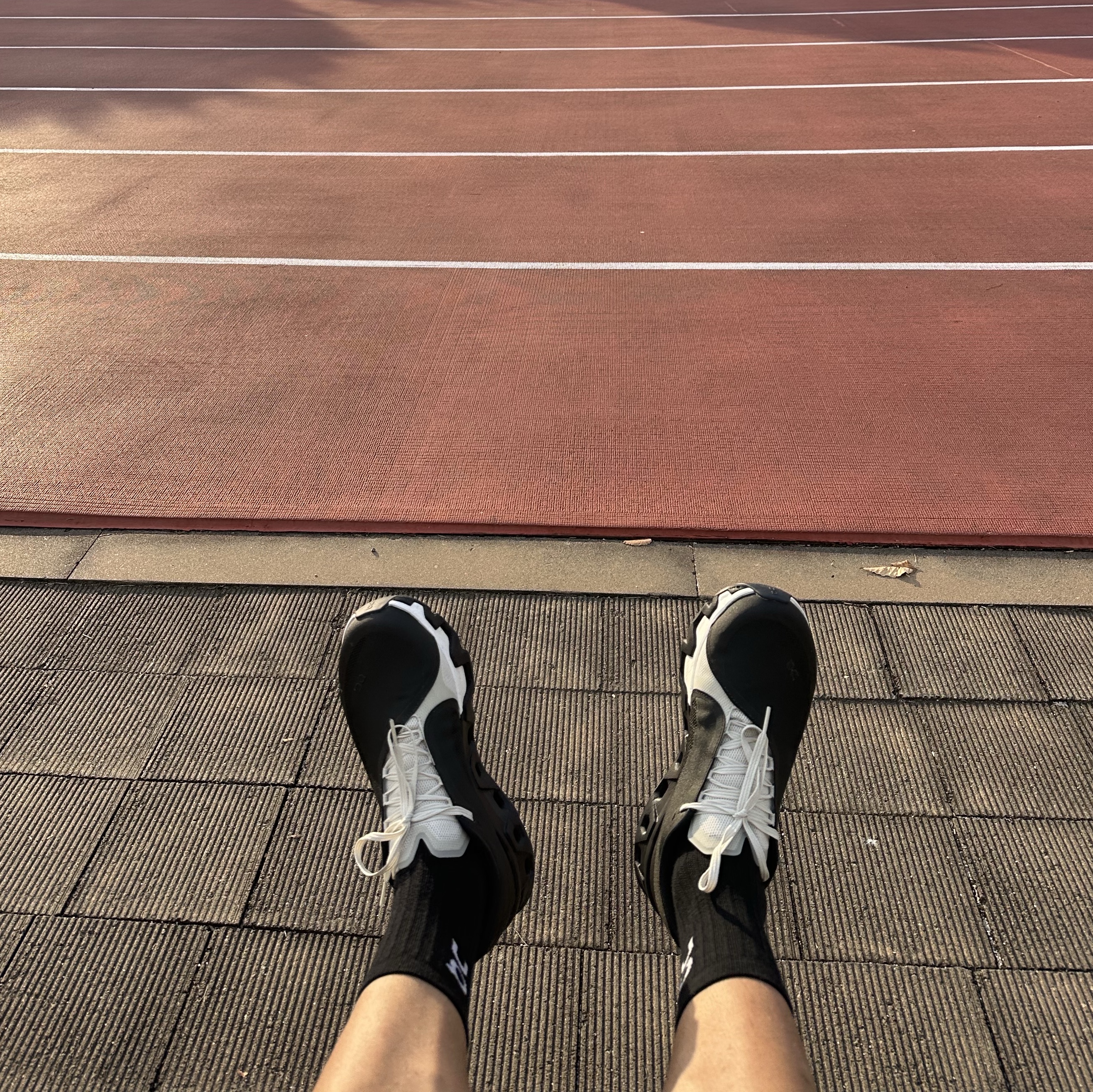 On Running Ultra Vest Pro White, On Running x Post Archive Faction (Paf) Cloudmonster Hyper Black 착용 스타일 - 2