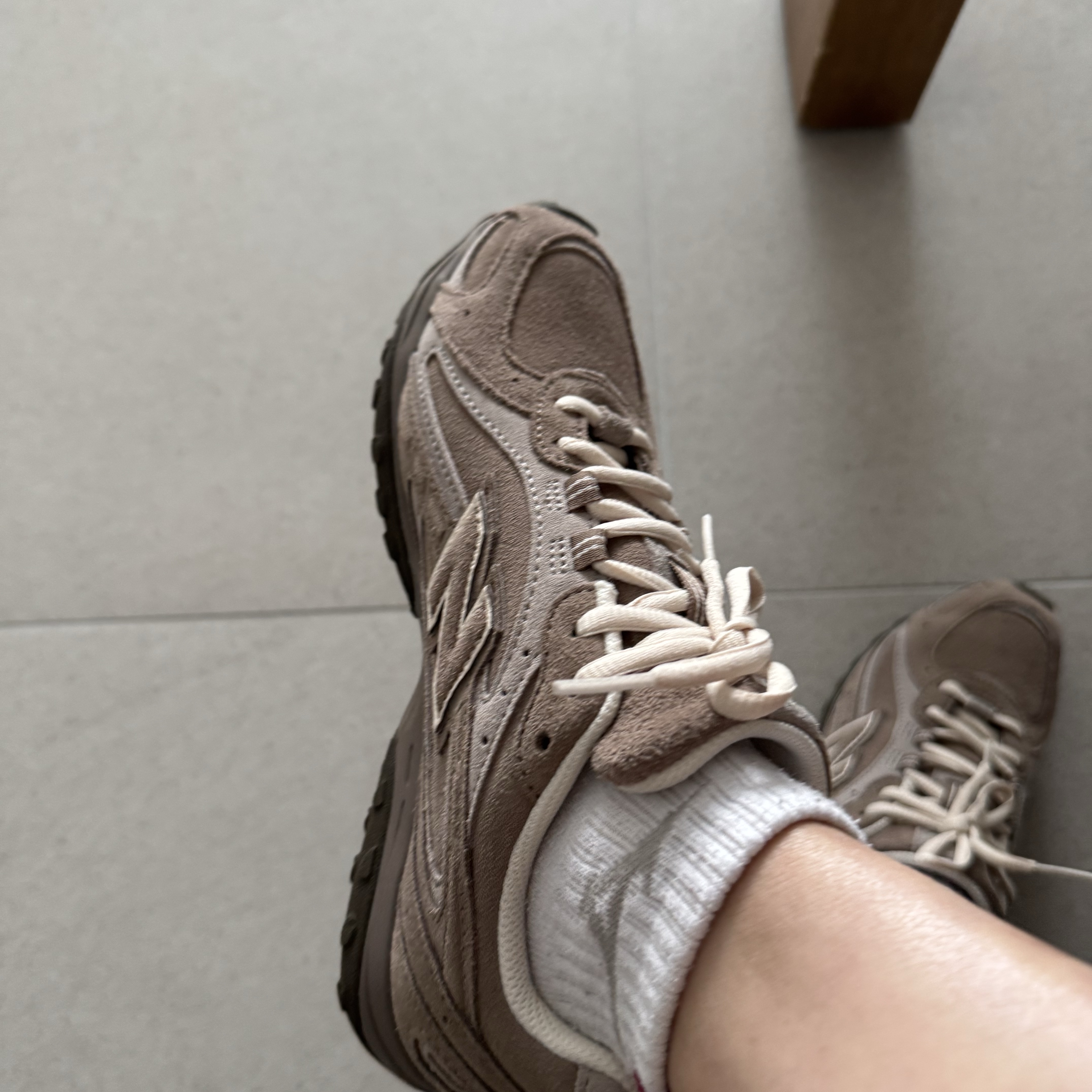New Balance 204L Suede Mushroom Arid Stone 착용 스타일