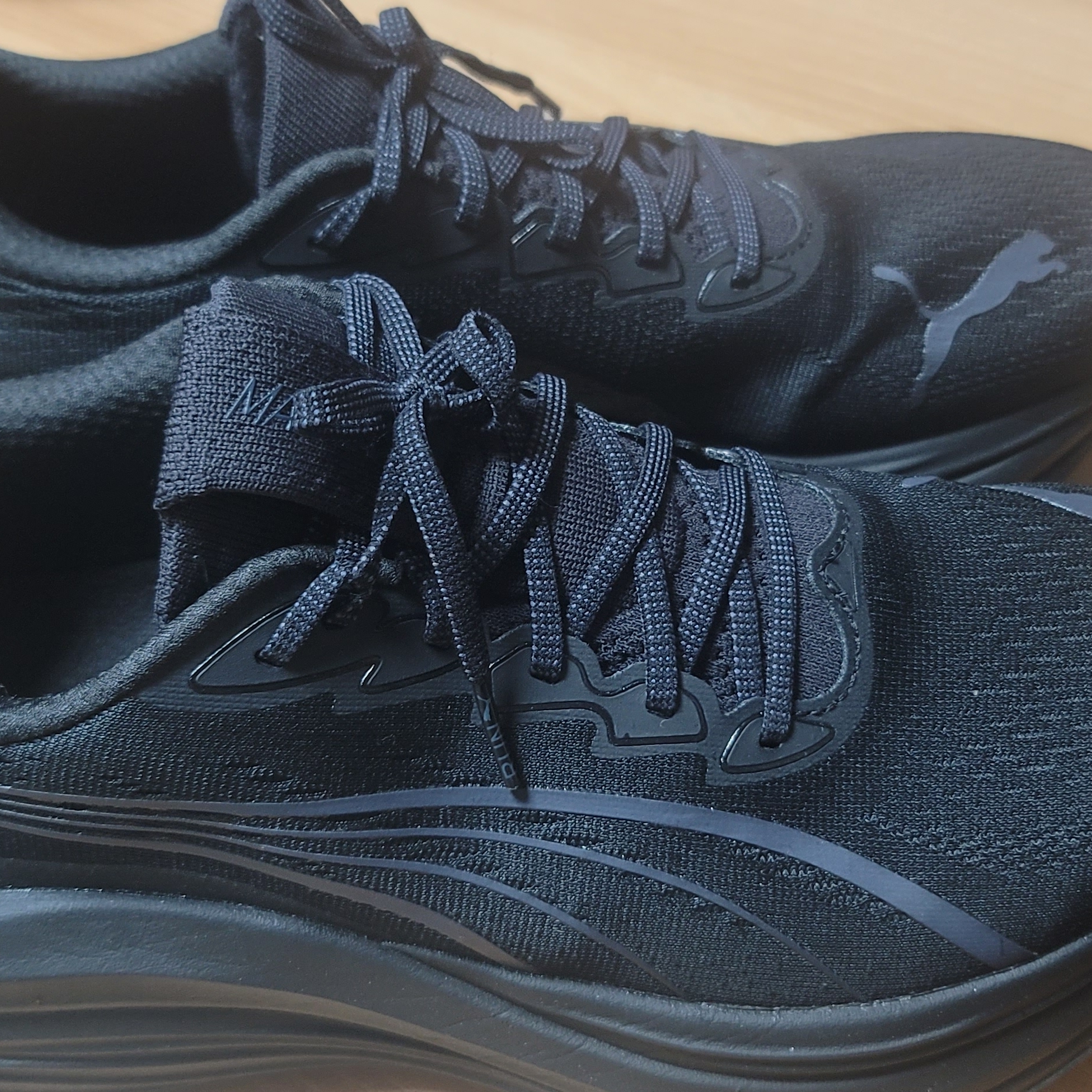 Puma Magmax Nitro Black Galactic Gray 착용 스타일 - 2