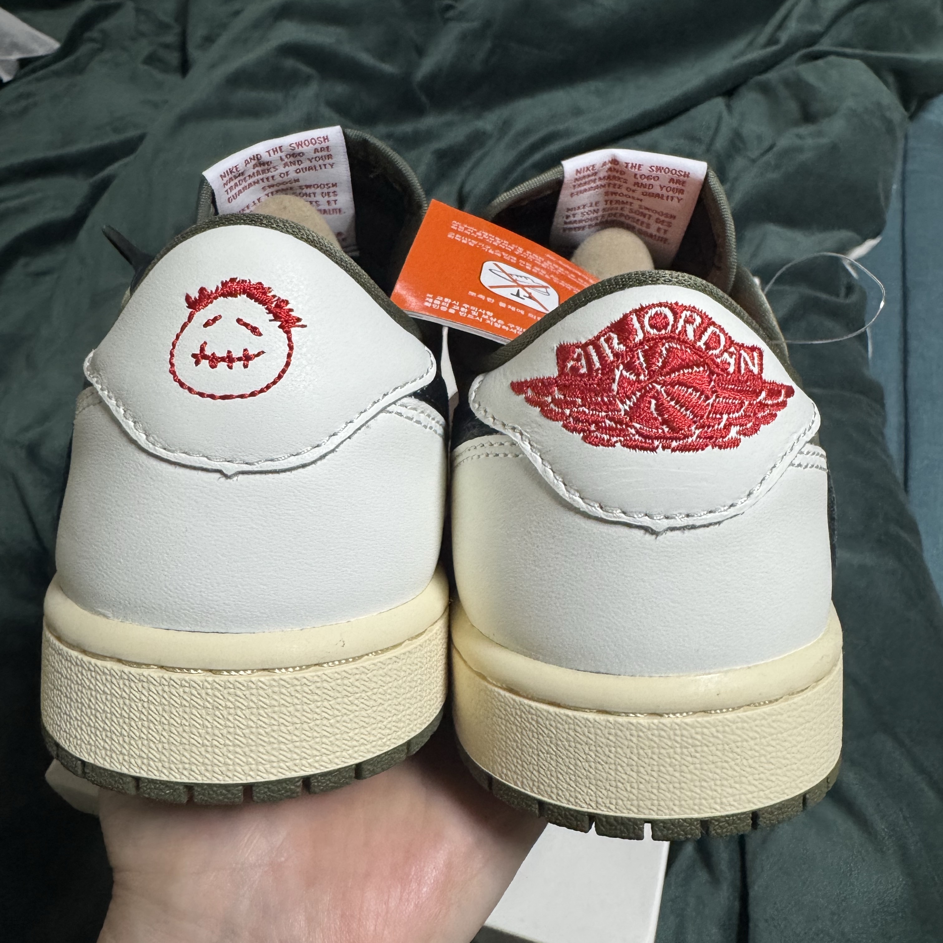Jordan 1 x Travis Scott Retro Low OG SP Reverse Olive 착용 스타일 - 5
