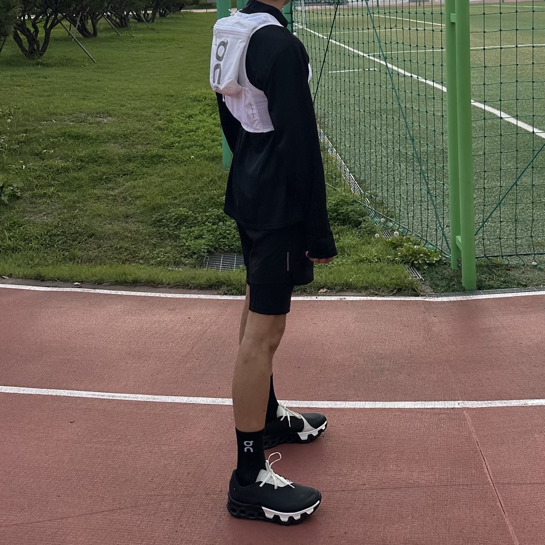 On Running Ultra Vest Pro White, On Running x Post Archive Faction (Paf) Cloudmonster Hyper Black 착용 스타일 - 1