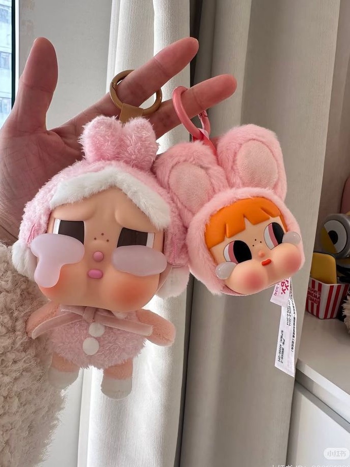 Pop Mart Crybaby x Powerpuff Girls Series Keyring Bunny Blossom (Opened Case), Pop Mart Crybaby Crying Again Series Plush Keyring I'll Give You All My Love (Opened Case) 착용 스타일