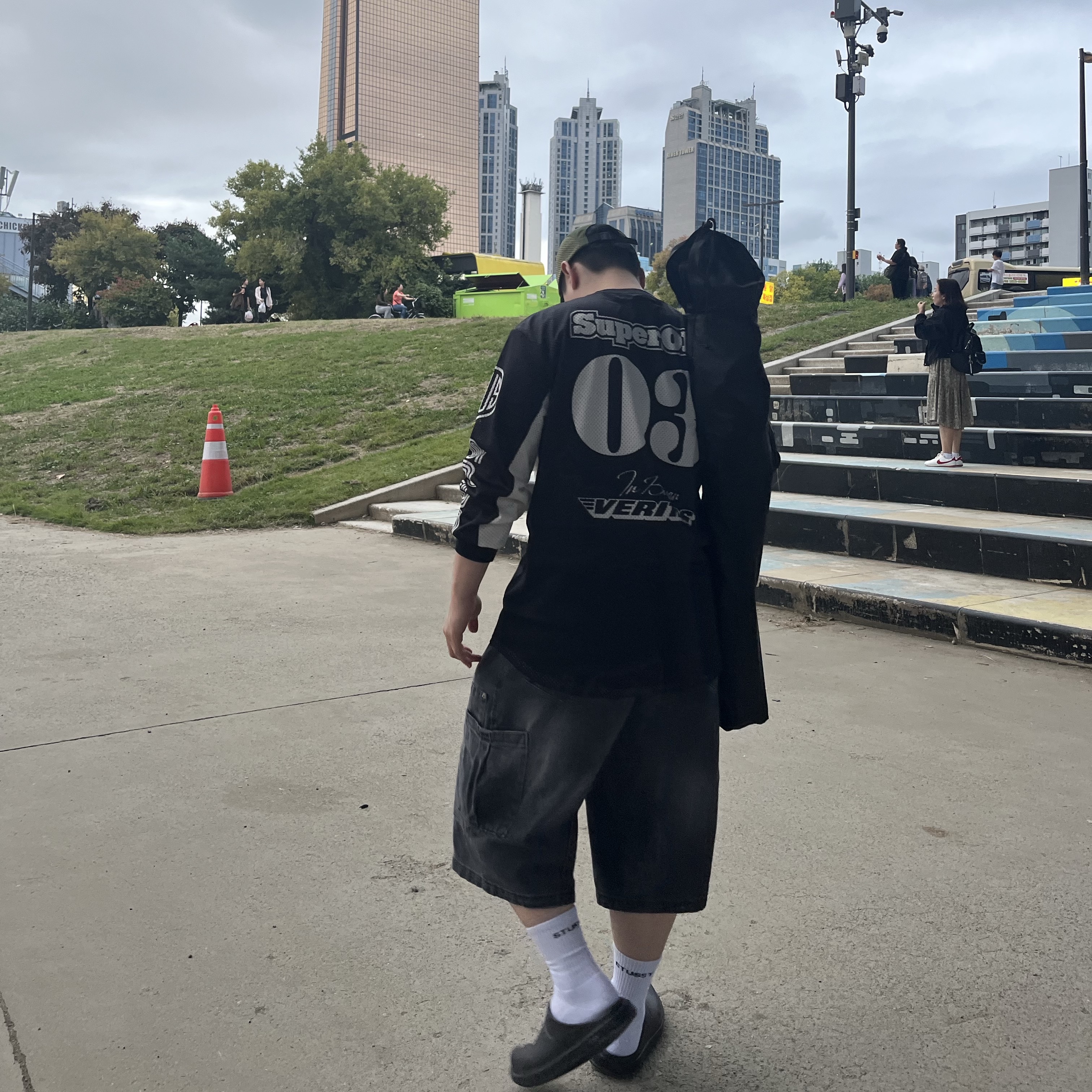 Deus Ex Machina Off Road MX Jersey Black, Oofos x Takahiromiyashita The Soloist The Soloist's Way Of Life Clog Black White 착용 스타일 - 3
