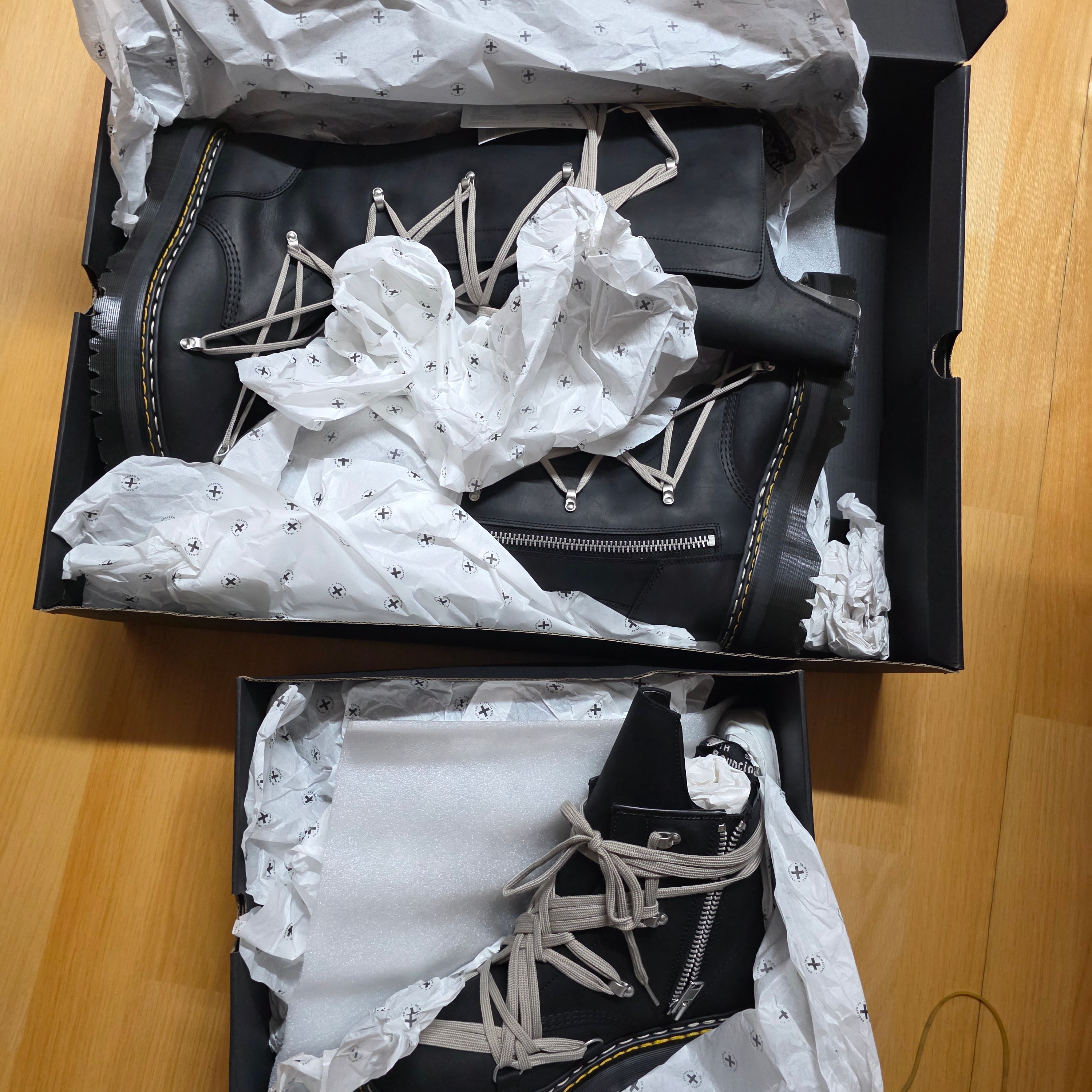 Dr. Martens x Rick Owens 1460 Quad Sole Mega Lace Boots Black, Dr. Martens x Rick Owens 1B60 Quad Sole Pentalace Boots Black 착용 스타일 - 2