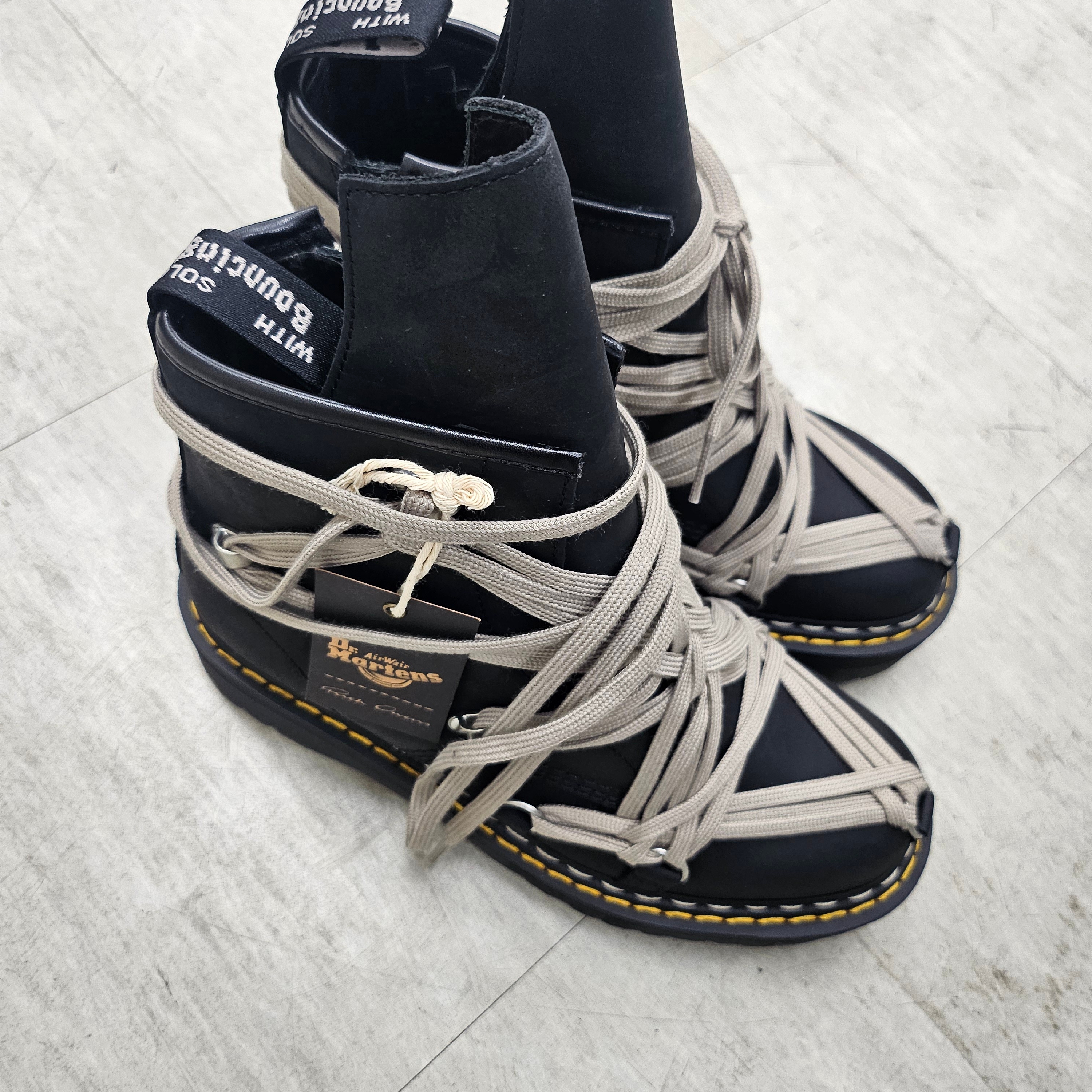 Dr. Martens x Rick Owens 1460 Quad Sole Mega Lace Boots Black 착용 스타일 - 10