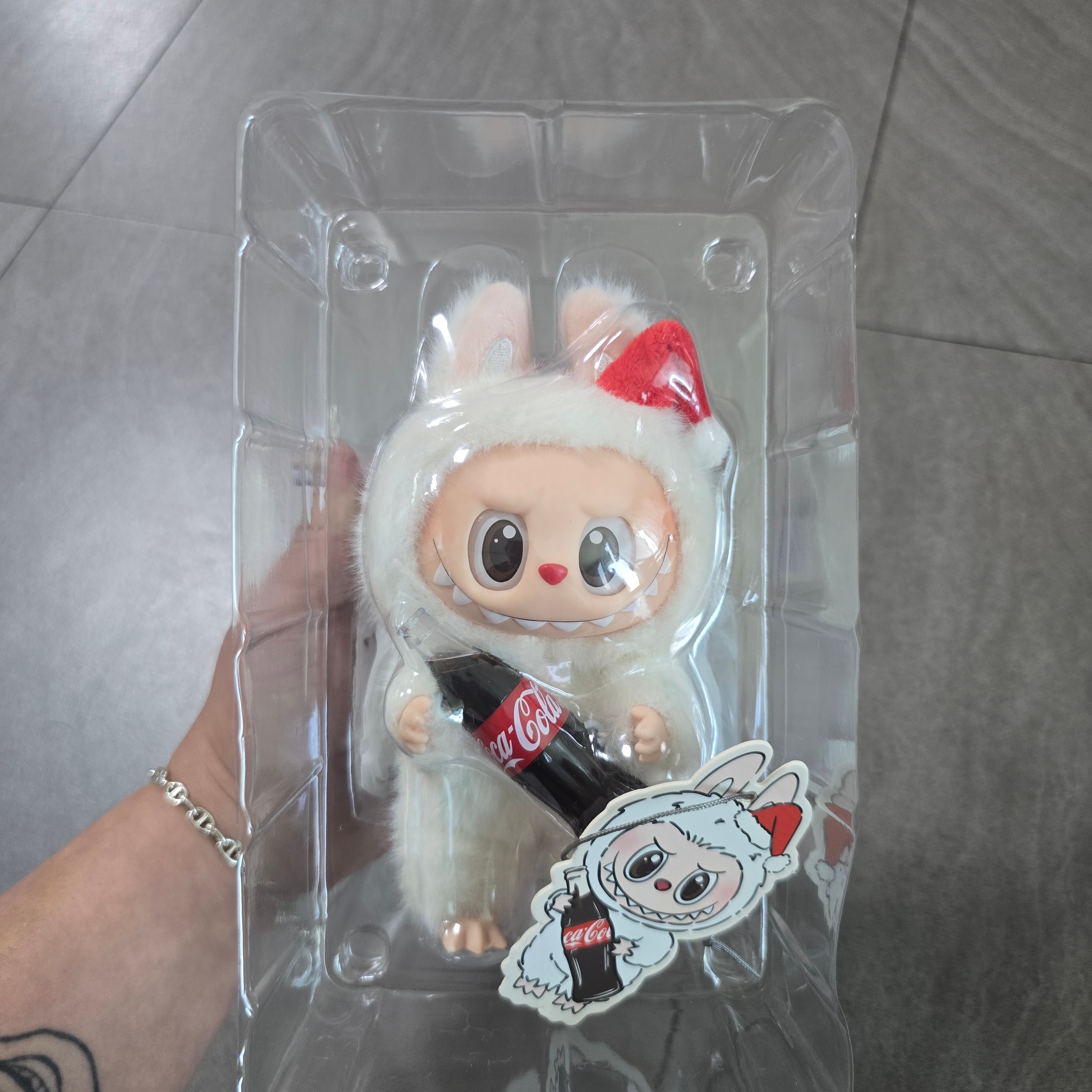 Pop Mart Labubu Coca Cola Series Surprise Shake Keyring (Opened Case) 착용 스타일