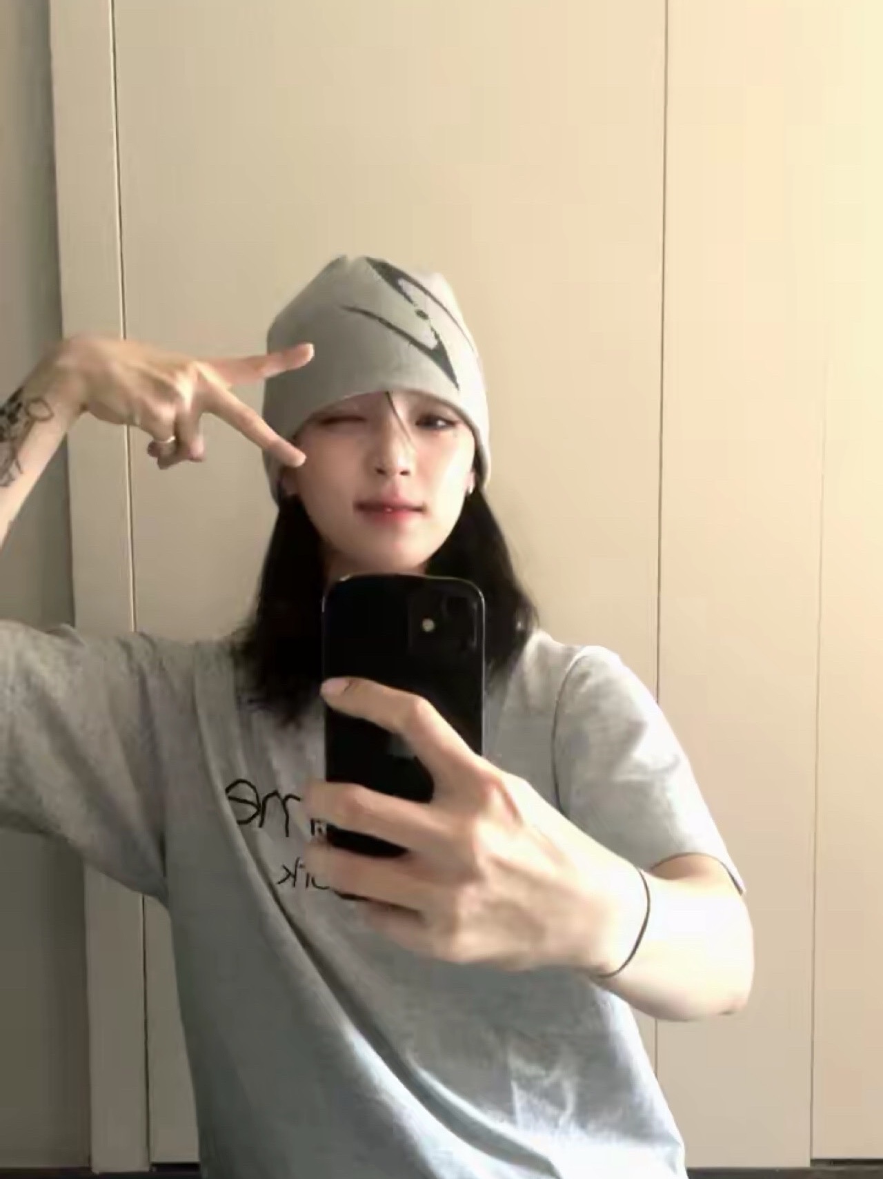 BLR Curved Logo Beanie Grey 착용 스타일 - 2