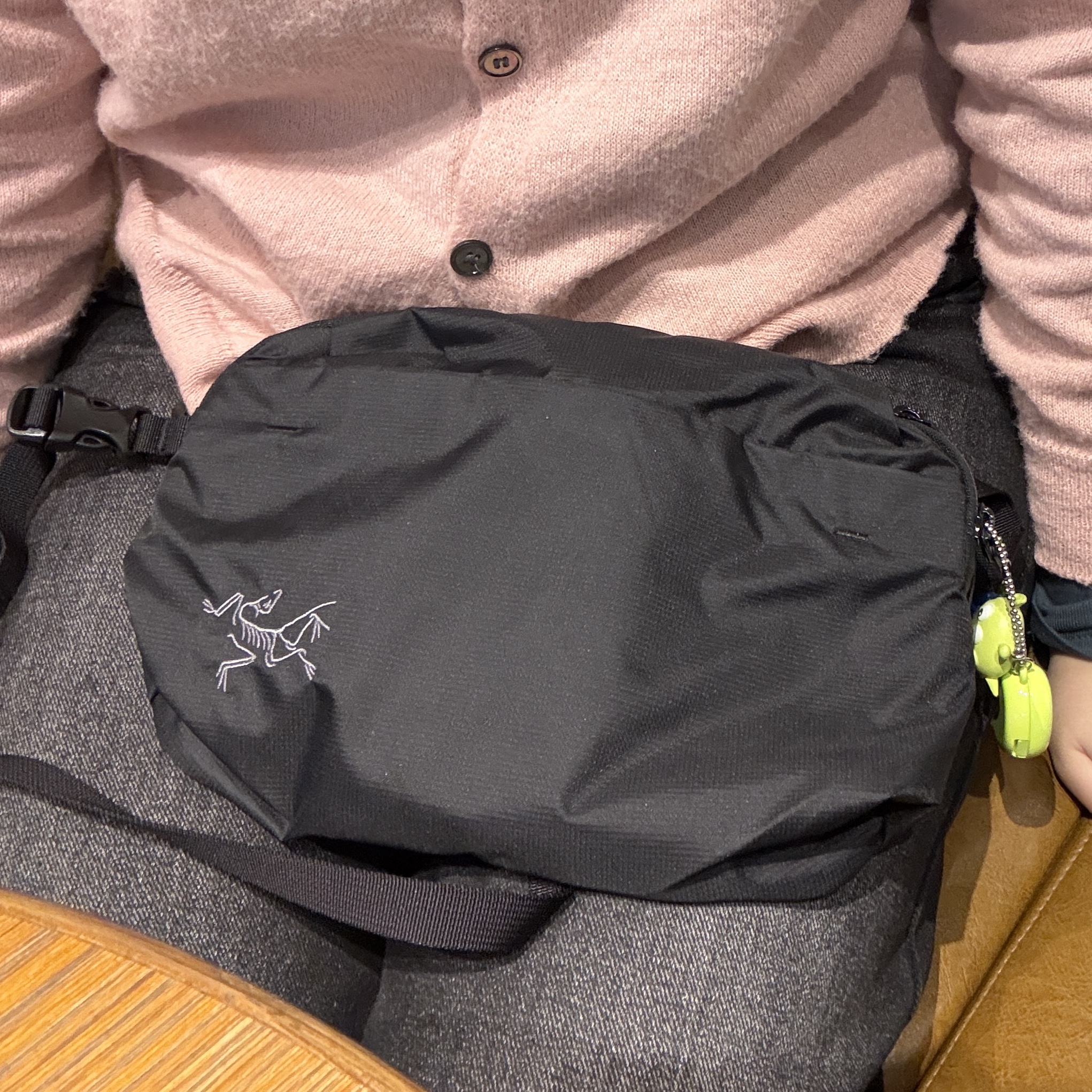 Arc'teryx Heliad 6 Crossbody Bag Black 착용 스타일