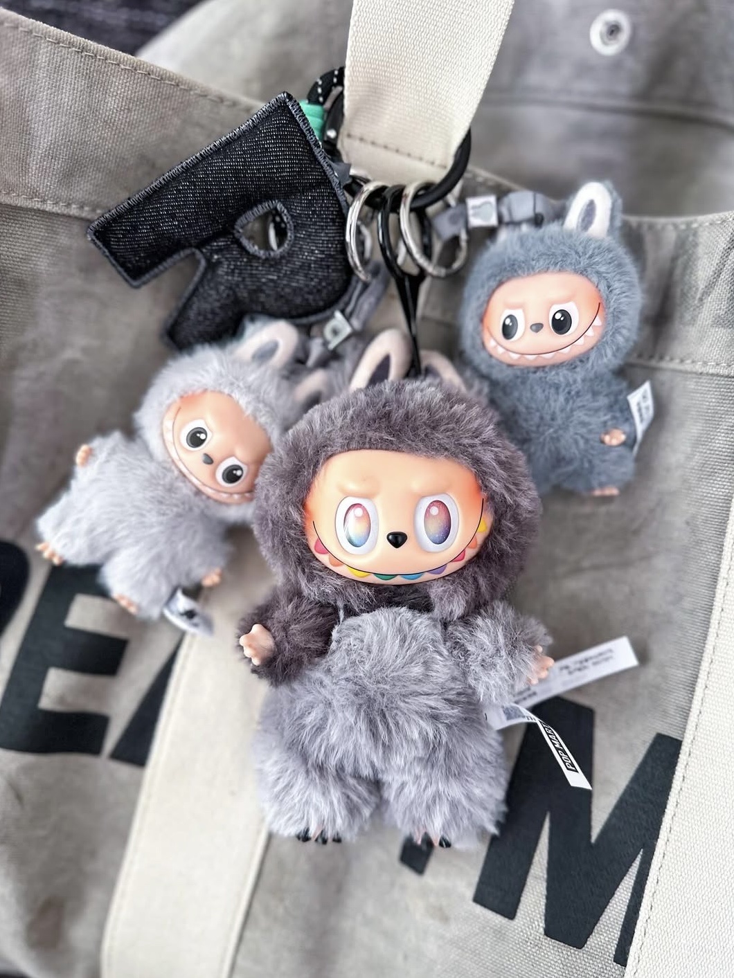 Pop Mart Labubu The Monsters Pin For Love Series Vinyl Plush Pendant (N-Z) W (Opened Case), Pop Mart Labubu The Monsters Pin For Love Series Vinyl Plush Pendant (A-M) C (Opened Case) 착용 스타일