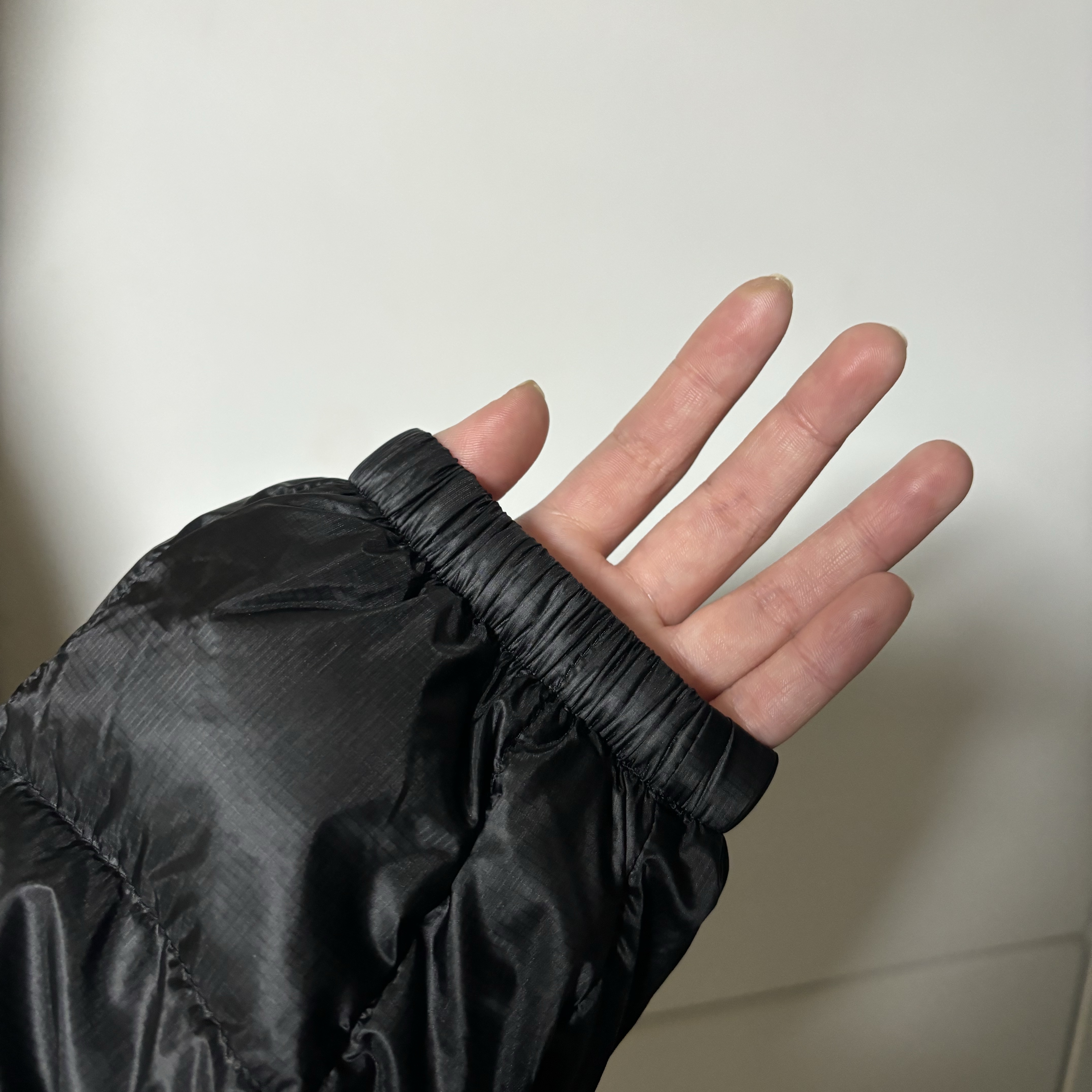 Stussy Midweight Hooded Puffer Black 착용 스타일 - 6