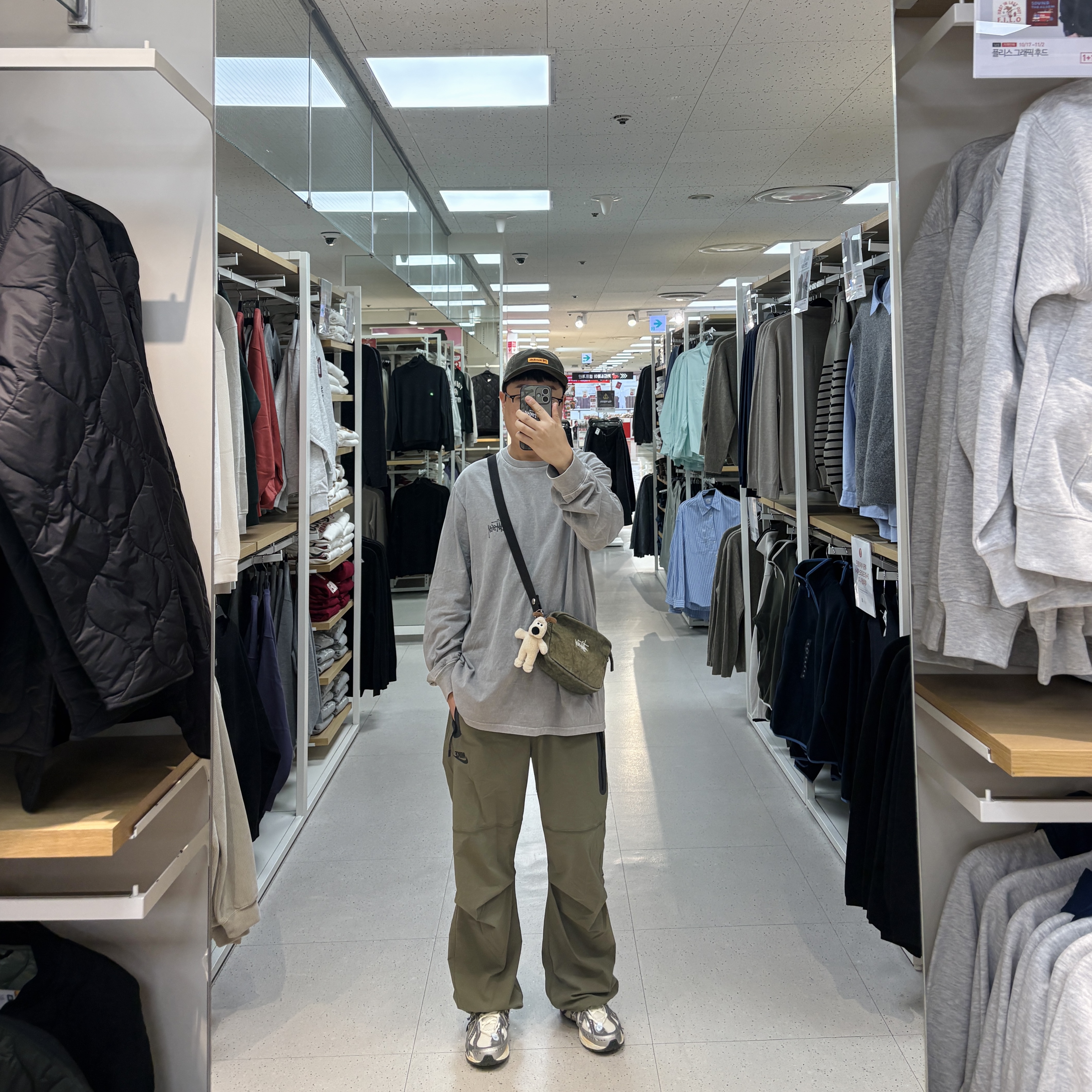 Stussy Basic Stussy Pigment Dyed LS T-Shirt Grey 2022, Stussy Canvas Side Pouch Washed Black 착용 스타일 - 1
