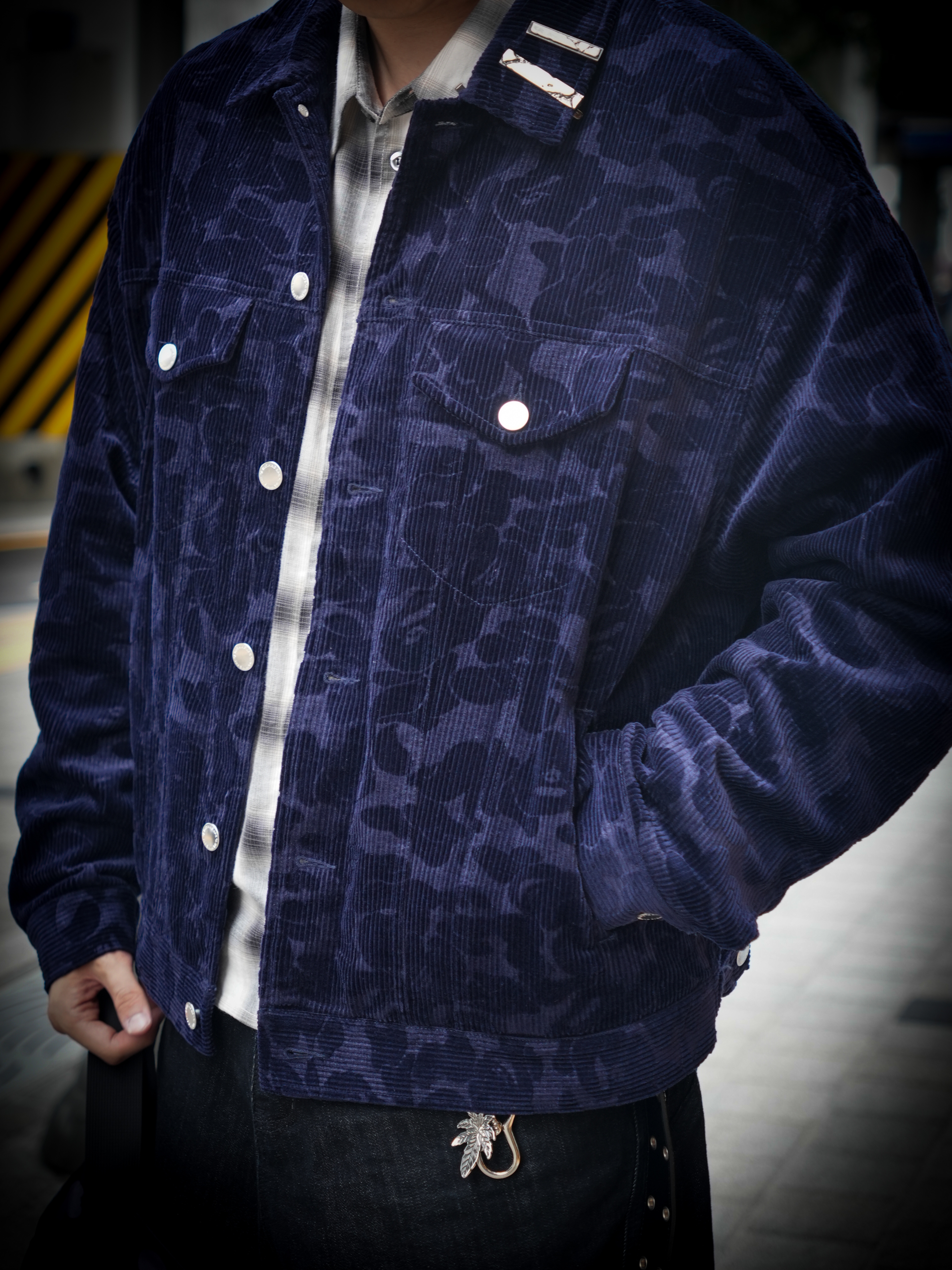 BAPE Solid Camo Corduroy Trucker Jacket Navy 착용 스타일 - 5