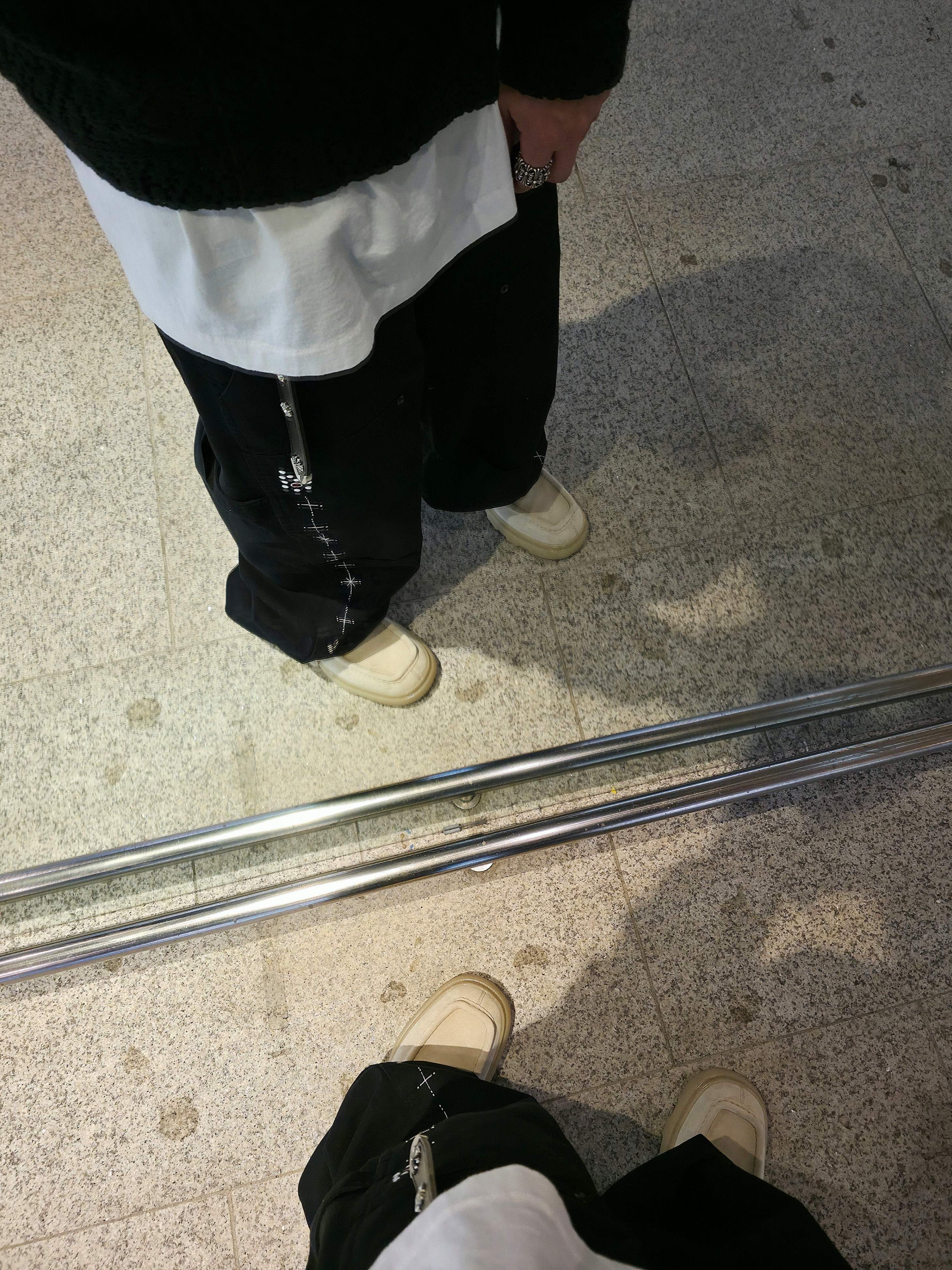 Burberry Suede Creeper Mid Shoes Clay, Aoiro Fake Stud Cutted Double Knee Pants Denim Black 착용 스타일 - 7