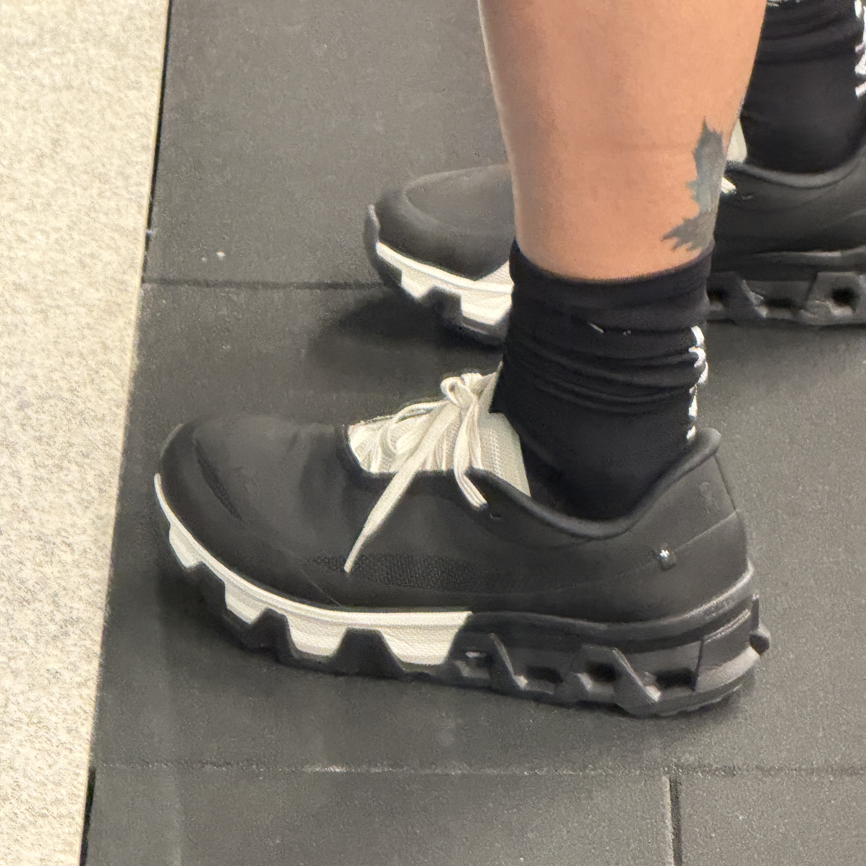 On Running x Post Archive Faction (Paf) Cloudmonster Hyper Black 착용 스타일 - 1