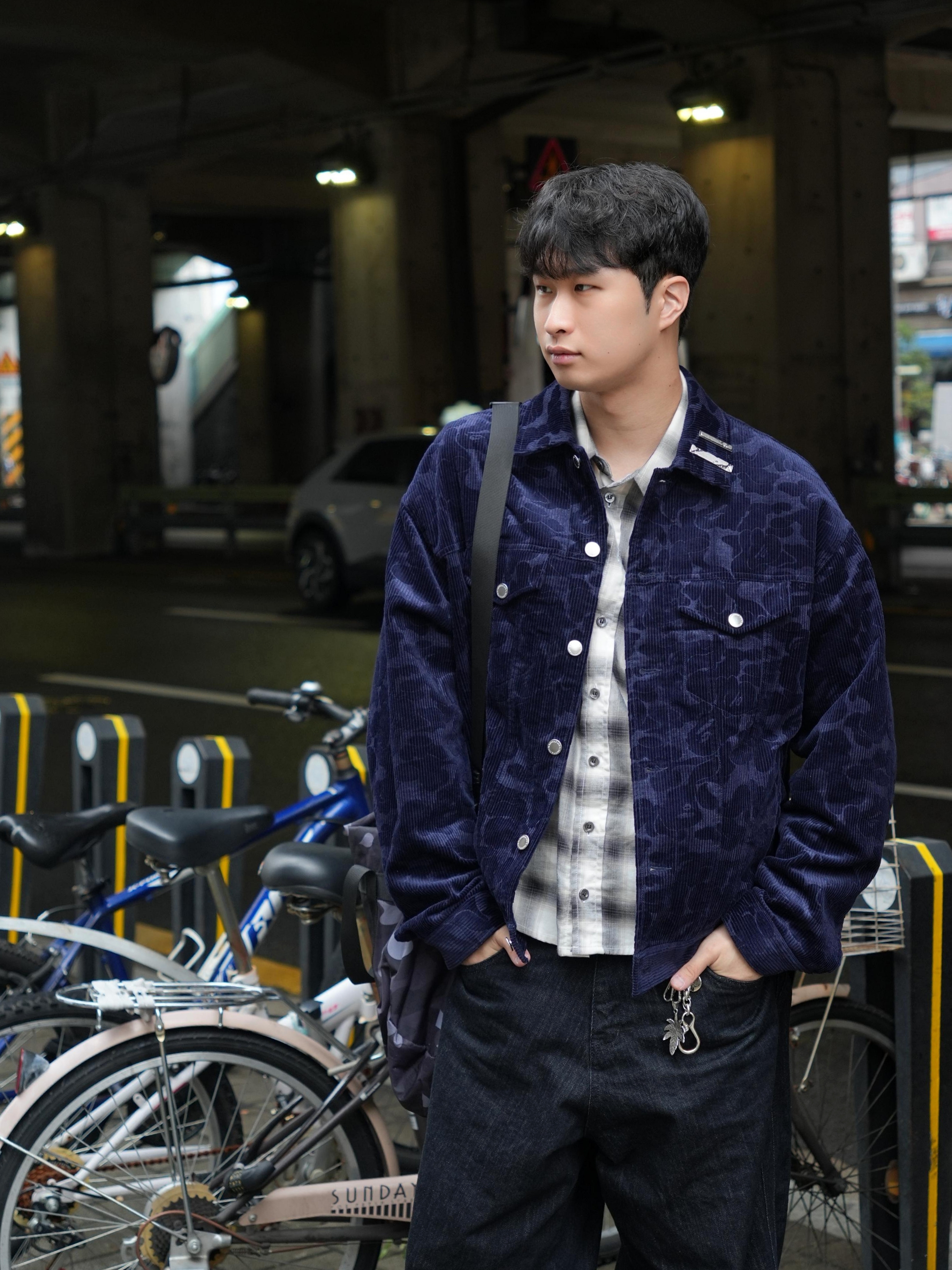 BAPE Solid Camo Corduroy Trucker Jacket Navy 착용 스타일 - 4