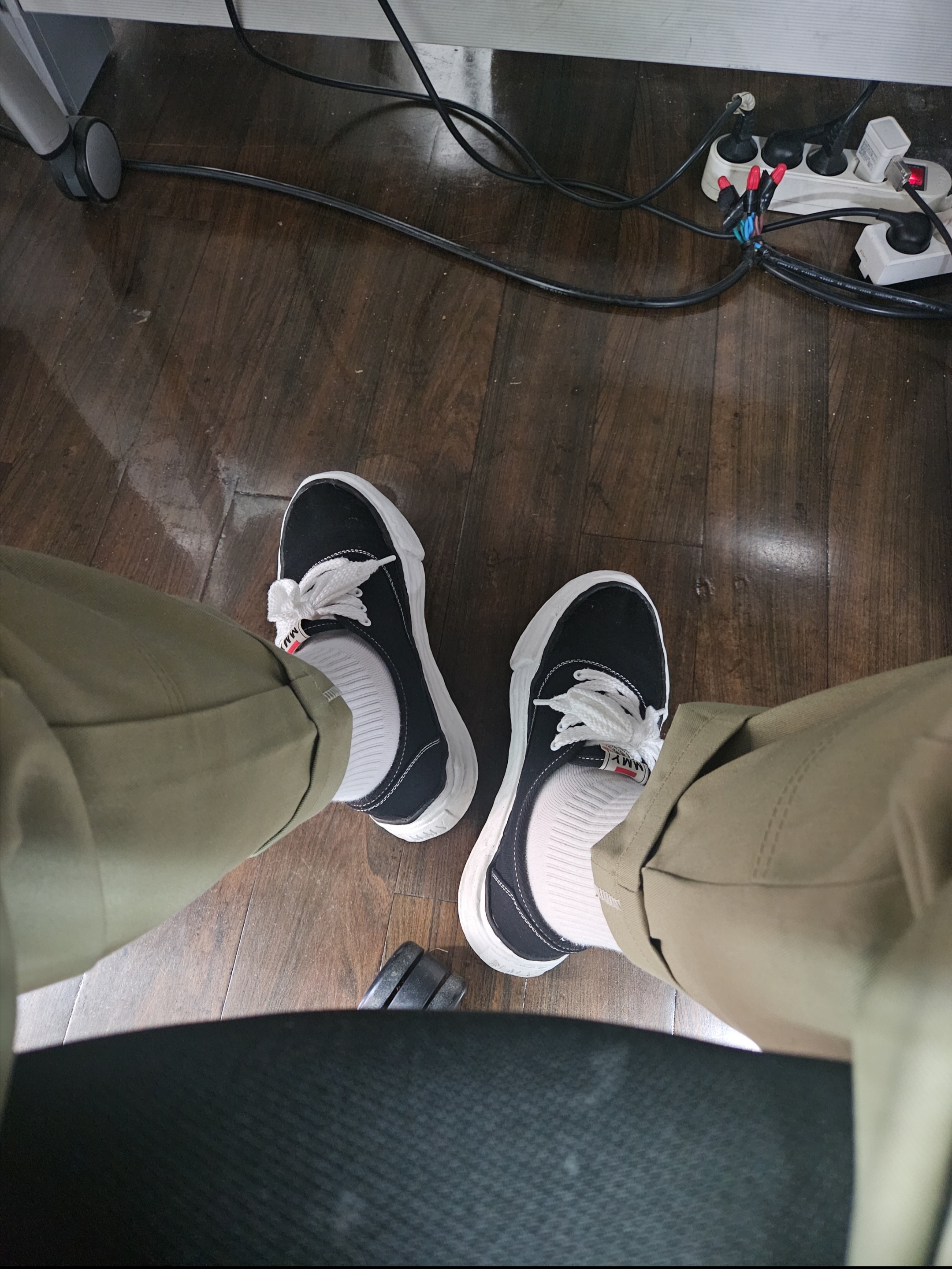 Maison Mihara Yasuhiro Baker OG Sole Canvas Low Cut Sneakers Black, Dickies Loose Fit Double Knee Work Pants Khaki 착용 스타일
